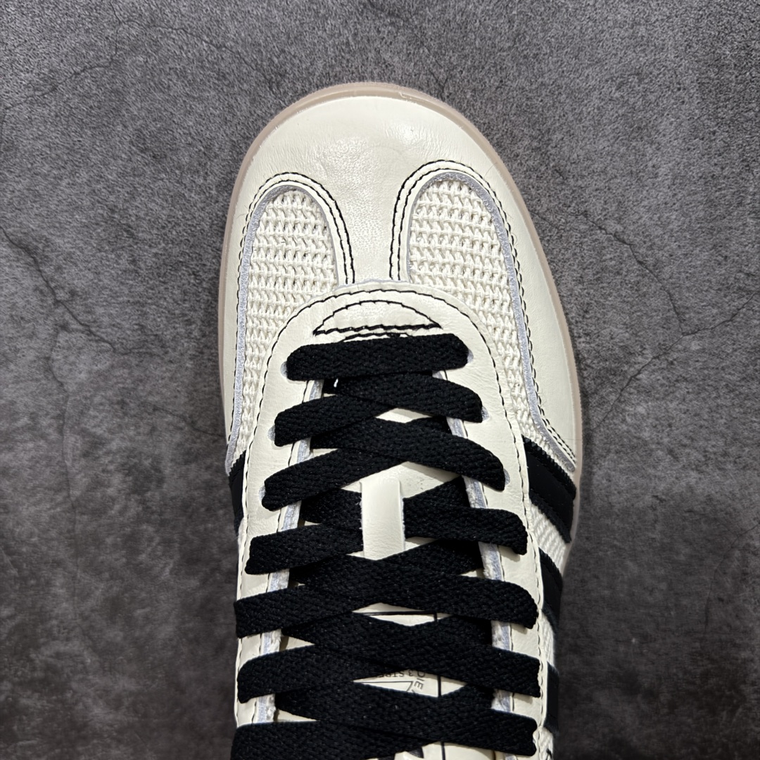 图片[5]-【XC/T版】Adidas Originals Gazelle Indoor 防滑低帮T头德训鞋 GZ复古系列 米白黑针织拼接 JQ7083 纯原大厂出货💪🏻全新同步官方大字体烫金 针织材料拼接软头层 区别市场普通版本 完美还原zp细节‼️全鞋原材料打造，无任何色差，正确鞋型，后跟港宝材料定型，正确微透生胶大底，反口内里头层细腻小牛皮，纸板中底 鞋垫背胶，侧面正确烫金压印字母，所有细节完美还原‼️ 尺码：35.5 36 36.5 37 38 38.5 39 40 40.5 41 42 42.5 43 44 44.5 45-选品中心
