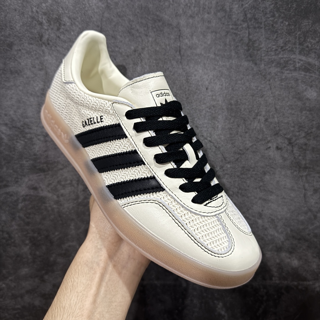 图片[3]-【XC/T版】Adidas Originals Gazelle Indoor 防滑低帮T头德训鞋 GZ复古系列 米白黑针织拼接 JQ7083 纯原大厂出货💪🏻全新同步官方大字体烫金 针织材料拼接软头层 区别市场普通版本 完美还原zp细节‼️全鞋原材料打造，无任何色差，正确鞋型，后跟港宝材料定型，正确微透生胶大底，反口内里头层细腻小牛皮，纸板中底 鞋垫背胶，侧面正确烫金压印字母，所有细节完美还原‼️ 尺码：35.5 36 36.5 37 38 38.5 39 40 40.5 41 42 42.5 43 44 44.5 45-选品中心