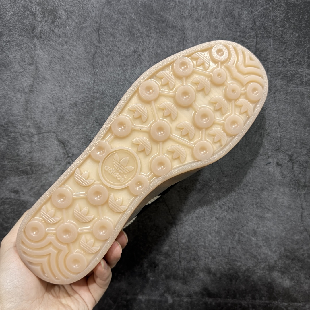 图片[9]-【XC/T版】Adidas Originals Gazelle Indoor 防滑低帮T头德训鞋 GZ复古系列 米白黑针织拼接 JQ7083 纯原大厂出货💪🏻全新同步官方大字体烫金 针织材料拼接软头层 区别市场普通版本 完美还原zp细节‼️全鞋原材料打造，无任何色差，正确鞋型，后跟港宝材料定型，正确微透生胶大底，反口内里头层细腻小牛皮，纸板中底 鞋垫背胶，侧面正确烫金压印字母，所有细节完美还原‼️ 尺码：35.5 36 36.5 37 38 38.5 39 40 40.5 41 42 42.5 43 44 44.5 45-选品中心