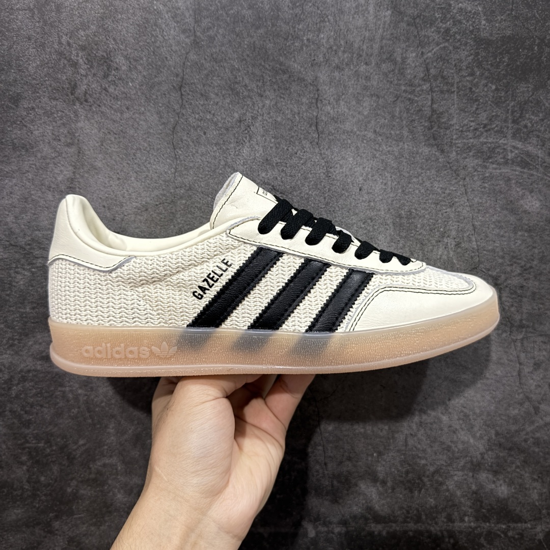 【XC/T版】Adidas Originals Gazelle Indoor 防滑低帮T头德训鞋 GZ复古系列 米白黑针织拼接 JQ7083 纯原大厂出货💪🏻全新同步官方大字体烫金 针织材料拼接软头层 区别市场普通版本 完美还原zp细节‼️全鞋原材料打造,无任何色差,正确鞋型,后跟港宝材料定型,正确微透生胶大底,反口内里头层细腻小牛皮,纸板中底 鞋垫背胶,侧面正确烫金压印字母,所有细节完美还原‼️ 尺码:35.5 36 36.5 37 38 38.5 39 40 40.5 41 42 42.5 43 44 44.5 45-选品中心