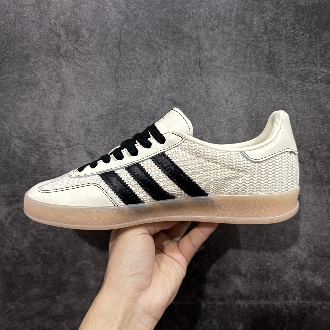 图片[2]-【XC/T版】Adidas Originals Gazelle Indoor 防滑低帮T头德训鞋 GZ复古系列 米白黑针织拼接 JQ7083 纯原大厂出货💪🏻全新同步官方大字体烫金 针织材料拼接软头层 区别市场普通版本 完美还原zp细节‼️全鞋原材料打造，无任何色差，正确鞋型，后跟港宝材料定型，正确微透生胶大底，反口内里头层细腻小牛皮，纸板中底 鞋垫背胶，侧面正确烫金压印字母，所有细节完美还原‼️ 尺码：35.5 36 36.5 37 38 38.5 39 40 40.5 41 42 42.5 43 44 44.5 45-选品中心