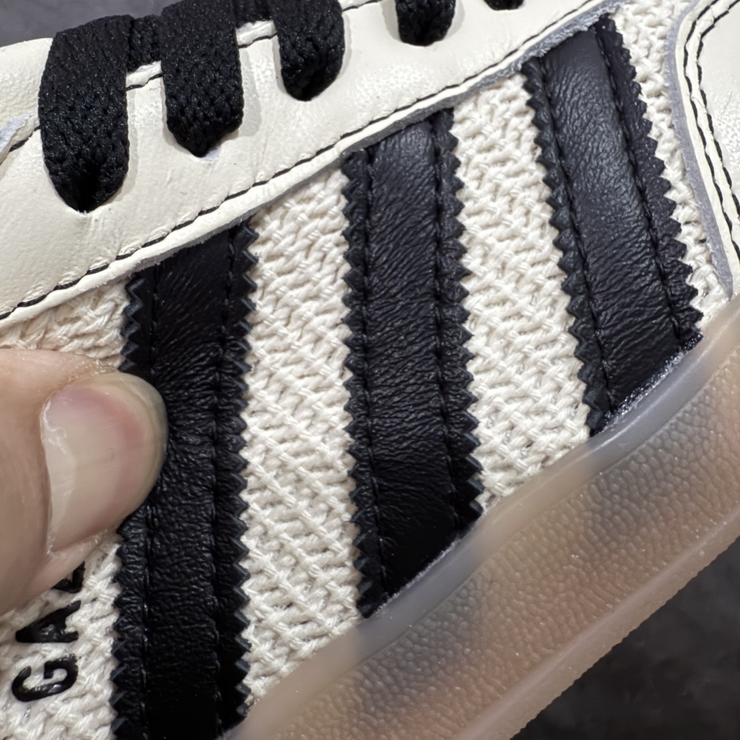 图片[4]-【XC/T版】Adidas Originals Gazelle Indoor 防滑低帮T头德训鞋 GZ复古系列 米白黑针织拼接 JQ7083 纯原大厂出货💪🏻全新同步官方大字体烫金 针织材料拼接软头层 区别市场普通版本 完美还原zp细节‼️全鞋原材料打造，无任何色差，正确鞋型，后跟港宝材料定型，正确微透生胶大底，反口内里头层细腻小牛皮，纸板中底 鞋垫背胶，侧面正确烫金压印字母，所有细节完美还原‼️ 尺码：35.5 36 36.5 37 38 38.5 39 40 40.5 41 42 42.5 43 44 44.5 45-选品中心