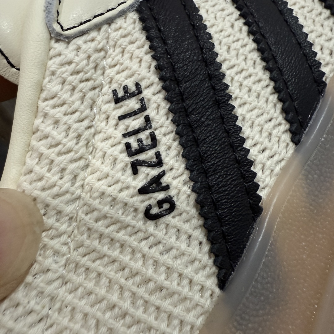 图片[3]-【XC/T版】Adidas Originals Gazelle Indoor 防滑低帮T头德训鞋 GZ复古系列 米白黑针织拼接 JQ7083 纯原大厂出货💪🏻全新同步官方大字体烫金 针织材料拼接软头层 区别市场普通版本 完美还原zp细节‼️全鞋原材料打造，无任何色差，正确鞋型，后跟港宝材料定型，正确微透生胶大底，反口内里头层细腻小牛皮，纸板中底 鞋垫背胶，侧面正确烫金压印字母，所有细节完美还原‼️ 尺码：35.5 36 36.5 37 38 38.5 39 40 40.5 41 42 42.5 43 44 44.5 45-选品中心