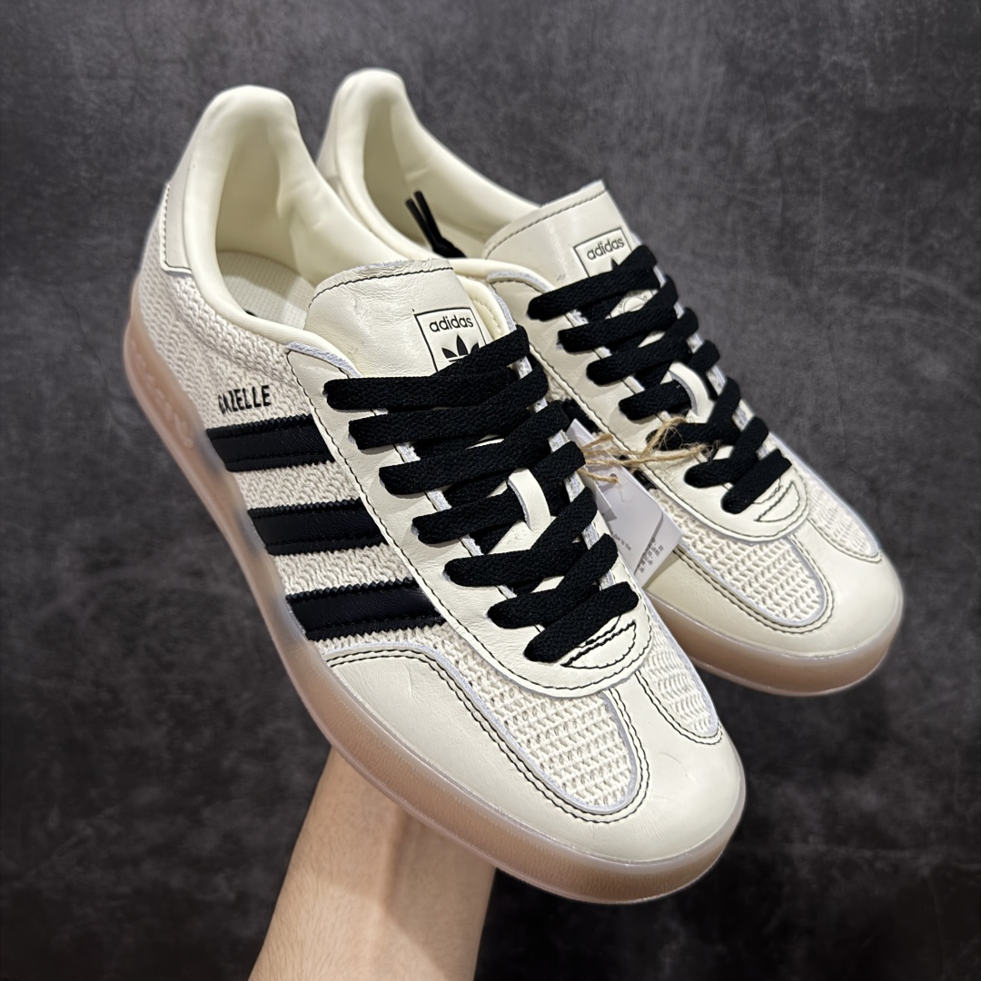 【XC/T版】Adidas Originals Gazelle Indoor 防滑低帮T头德训鞋 GZ复古系列 米白黑针织拼接 JQ7083 纯原大厂出货💪🏻全新同步官方大字体烫金 针织材料拼接软头层 区别市场普通版本 完美还原zp细节‼️全鞋原材料打造,无任何色差,正确鞋型,后跟港宝材料定型,正确微透生胶大底,反口内里头层细腻小牛皮,纸板中底 鞋垫背胶,侧面正确烫金压印字母,所有细节完美还原‼️ 尺码:35.5 36 36.5 37 38 38.5 39 40 40.5 41 42 42.5 43 44 44.5 45-选品中心
