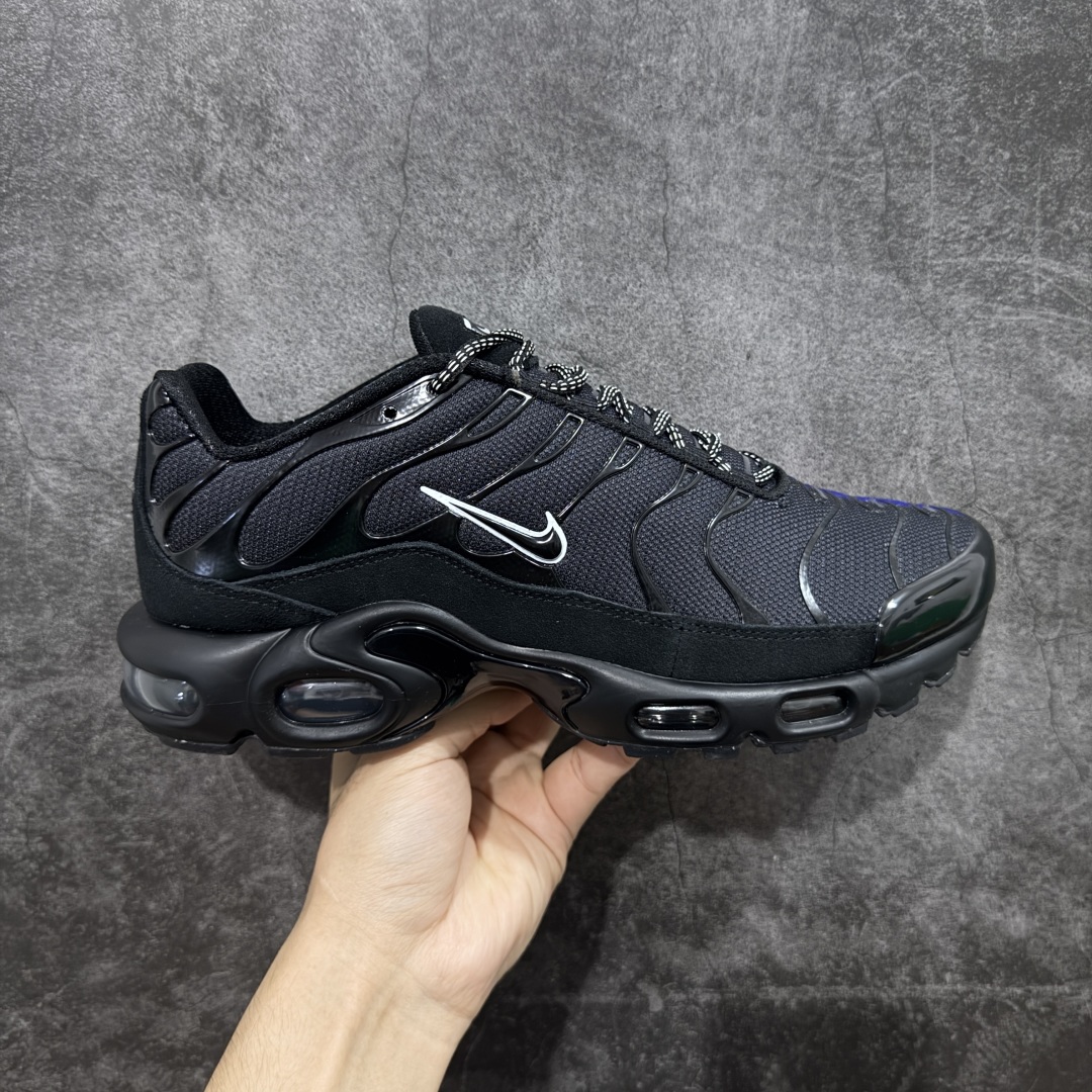 【Max纯原版】Nike Air Max Plus TN气垫系列跑鞋 全新一比一高端版本 真正的市场T1品质 更多配色陆续出货 真正的用心研发 一点一点抠出来的 品质 品控细节 随便闭眼对比市场任何版本 全套原纸板楦头开发 完美呈现版型 工艺流程均与原鞋保持一致 Turned Air 中底缓震技术 鞋面弧度与大底弧度一致 鞋头正确TPU材质 鞋面高频TPU材质1.0厚度 原鞋一致层次感 超越公司货的品控标准 多道QC质检 货号:DZ4509-001 尺码:36 36.5 37.5 38 38.5 39 40 40.5 41 42 42.5 43 44 44.5 45 46-选品中心