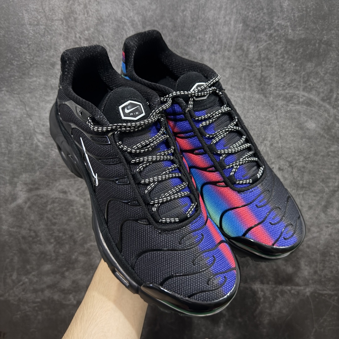 【Max纯原版】Nike Air Max Plus TN气垫系列跑鞋 全新一比一高端版本 真正的市场T1品质 更多配色陆续出货 真正的用心研发 一点一点抠出来的 品质 品控细节 随便闭眼对比市场任何版本 全套原纸板楦头开发 完美呈现版型 工艺流程均与原鞋保持一致 Turned Air 中底缓震技术 鞋面弧度与大底弧度一致 鞋头正确TPU材质 鞋面高频TPU材质1.0厚度 原鞋一致层次感 超越公司货的品控标准 多道QC质检 货号:DZ4509-001 尺码:36 36.5 37.5 38 38.5 39 40 40.5 41 42 42.5 43 44 44.5 45 46-选品中心