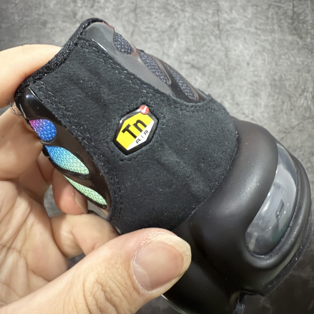 图片[2]-【Max纯原版】Nike Air Max Plus TN气垫系列跑鞋 全新一比一高端版本 真正的市场T1品质 更多配色陆续出货 真正的用心研发 一点一点抠出来的 品质 品控细节 随便闭眼对比市场任何版本 全套原纸板楦头开发 完美呈现版型 工艺流程均与原鞋保持一致 Turned Air 中底缓震技术 鞋面弧度与大底弧度一致 鞋头正确TPU材质 鞋面高频TPU材质1.0厚度 原鞋一致层次感 超越公司货的品控标准 多道QC质检 货号：DZ4509-001 尺码：36 36.5 37.5 38 38.5 39 40 40.5 41 42 42.5 43 44 44.5 45 46-选品中心