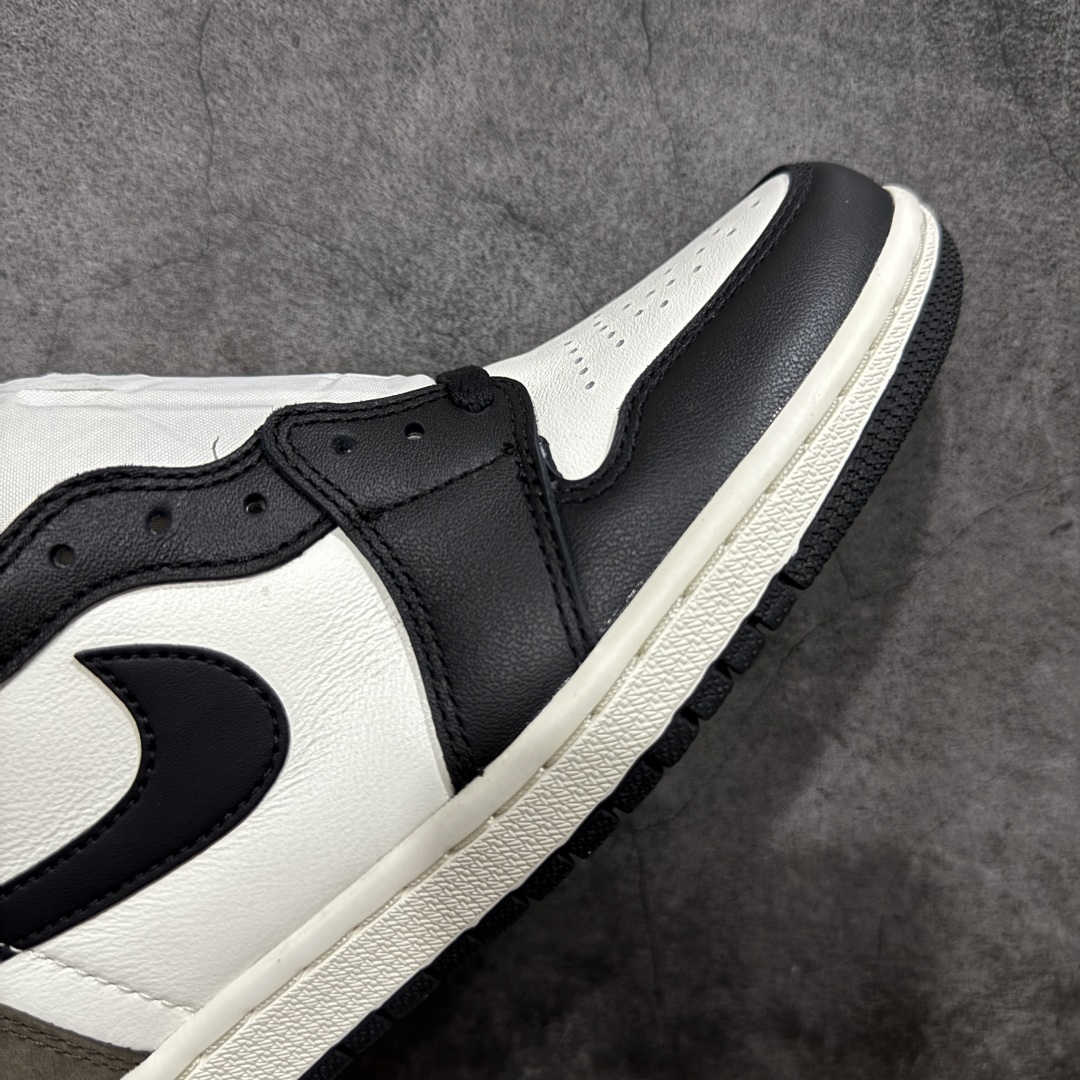图片[6]-【原厂版本】Air Jordan AJ1 Retro High 黑摩卡小倒钩 555088-105 全套原纸板楦头开发 原厂特供皮料加持 确保原汁原味 完美呈现一代版型 一比一鞋头弧度高度鞋身弧度 数据细节工艺流程均保持原鞋一致 后跟弧度收口自然对折 极致一眼正品既视感 原厂皮料 进口玻璃冲刀皮料裁剪零毛边 承诺百分百一致原鞋 全鞋电脑针车工艺 鞋面清洁度最高QC检验标准 控制溢胶 飞翼3D高频深度立体 鞋盒、防尘纸 均采购来自原厂 尺码：40 40.5 41 42 42.5 43 44 44.5 45 46 47.5-选品中心