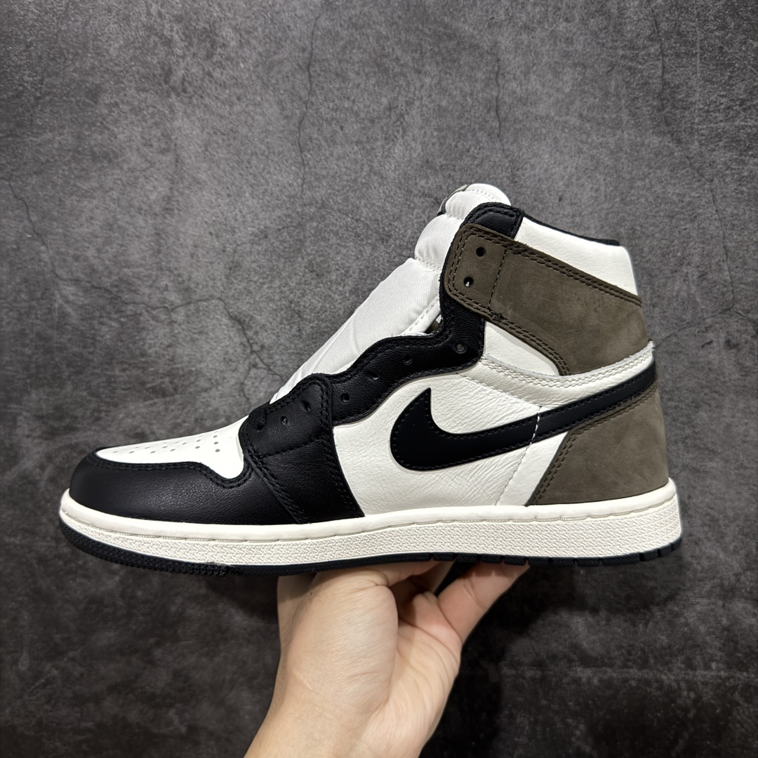 图片[2]-【原厂版本】Air Jordan AJ1 Retro High 黑摩卡小倒钩 555088-105 全套原纸板楦头开发 原厂特供皮料加持 确保原汁原味 完美呈现一代版型 一比一鞋头弧度高度鞋身弧度 数据细节工艺流程均保持原鞋一致 后跟弧度收口自然对折 极致一眼正品既视感 原厂皮料 进口玻璃冲刀皮料裁剪零毛边 承诺百分百一致原鞋 全鞋电脑针车工艺 鞋面清洁度最高QC检验标准 控制溢胶 飞翼3D高频深度立体 鞋盒、防尘纸 均采购来自原厂 尺码：40 40.5 41 42 42.5 43 44 44.5 45 46 47.5-选品中心