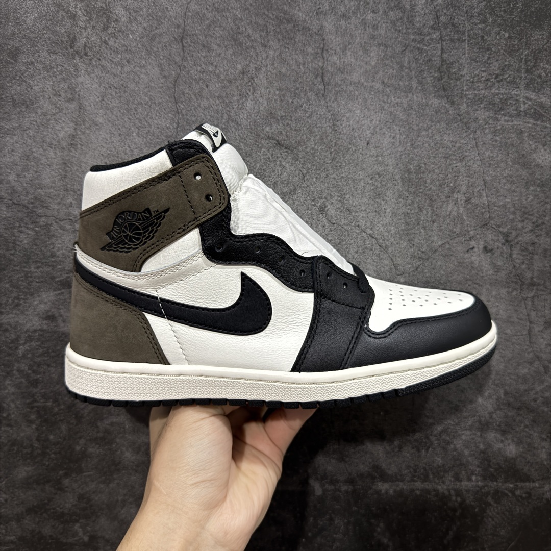 【原厂版本】Air Jordan AJ1 Retro High 黑摩卡小倒钩 555088-105 全套原纸板楦头开发 原厂特供皮料加持 确保原汁原味 完美呈现一代版型 一比一鞋头弧度高度鞋身弧度 数据细节工艺流程均保持原鞋一致 后跟弧度收口自然对折 极致一眼正品既视感 原厂皮料 进口玻璃冲刀皮料裁剪零毛边 承诺百分百一致原鞋 全鞋电脑针车工艺 鞋面清洁度最高QC检验标准 控制溢胶 飞翼3D高频深度立体 鞋盒、防尘纸 均采购来自原厂 尺码:40 40.5 41 42 42.5 43 44 44.5 45 46 47.5-选品中心