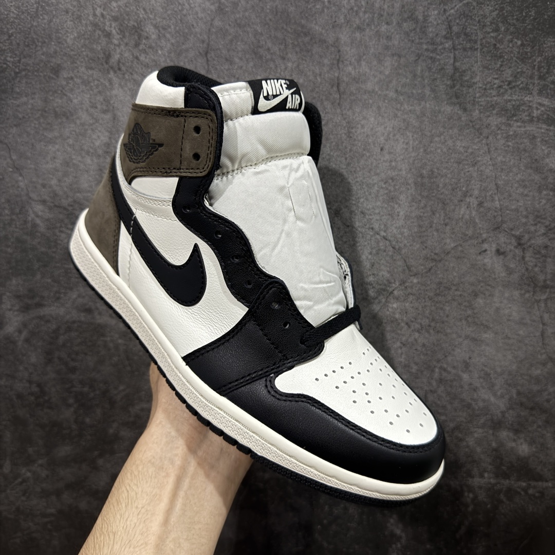 图片[3]-【原厂版本】Air Jordan AJ1 Retro High 黑摩卡小倒钩 555088-105 全套原纸板楦头开发 原厂特供皮料加持 确保原汁原味 完美呈现一代版型 一比一鞋头弧度高度鞋身弧度 数据细节工艺流程均保持原鞋一致 后跟弧度收口自然对折 极致一眼正品既视感 原厂皮料 进口玻璃冲刀皮料裁剪零毛边 承诺百分百一致原鞋 全鞋电脑针车工艺 鞋面清洁度最高QC检验标准 控制溢胶 飞翼3D高频深度立体 鞋盒、防尘纸 均采购来自原厂 尺码：40 40.5 41 42 42.5 43 44 44.5 45 46 47.5-选品中心
