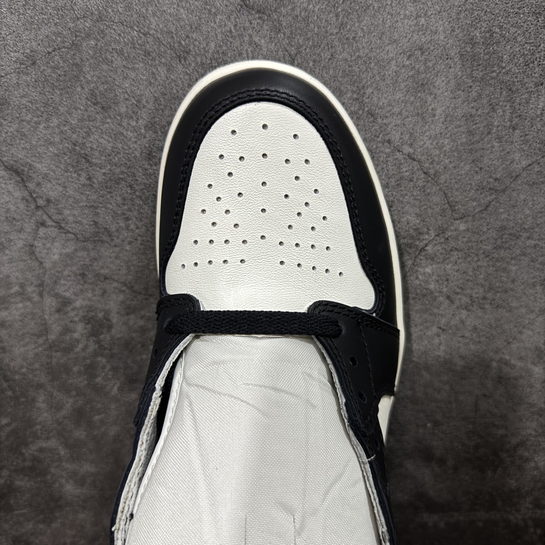 图片[5]-【原厂版本】Air Jordan AJ1 Retro High 黑摩卡小倒钩 555088-105 全套原纸板楦头开发 原厂特供皮料加持 确保原汁原味 完美呈现一代版型 一比一鞋头弧度高度鞋身弧度 数据细节工艺流程均保持原鞋一致 后跟弧度收口自然对折 极致一眼正品既视感 原厂皮料 进口玻璃冲刀皮料裁剪零毛边 承诺百分百一致原鞋 全鞋电脑针车工艺 鞋面清洁度最高QC检验标准 控制溢胶 飞翼3D高频深度立体 鞋盒、防尘纸 均采购来自原厂 尺码：40 40.5 41 42 42.5 43 44 44.5 45 46 47.5-选品中心