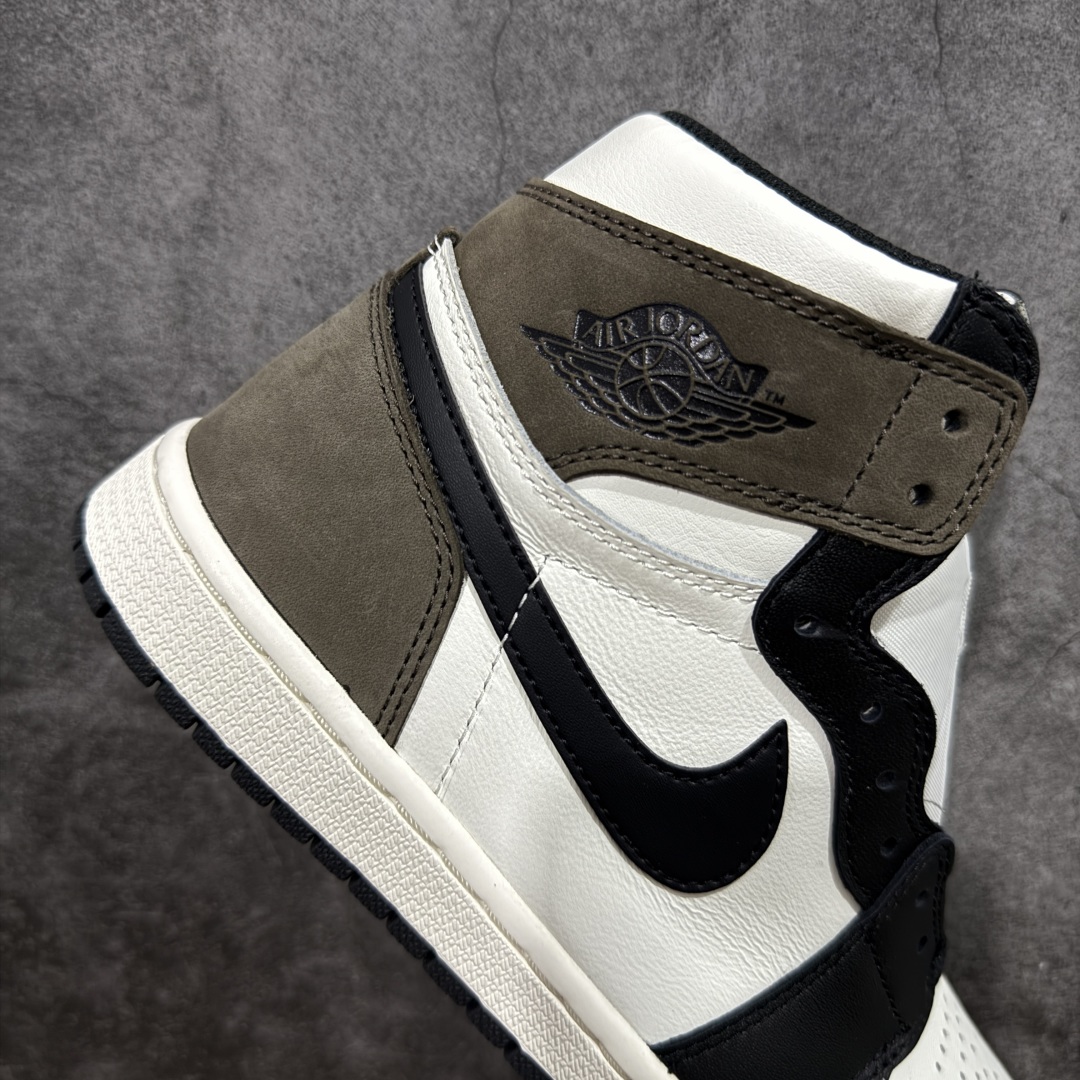 图片[7]-【原厂版本】Air Jordan AJ1 Retro High 黑摩卡小倒钩 555088-105 全套原纸板楦头开发 原厂特供皮料加持 确保原汁原味 完美呈现一代版型 一比一鞋头弧度高度鞋身弧度 数据细节工艺流程均保持原鞋一致 后跟弧度收口自然对折 极致一眼正品既视感 原厂皮料 进口玻璃冲刀皮料裁剪零毛边 承诺百分百一致原鞋 全鞋电脑针车工艺 鞋面清洁度最高QC检验标准 控制溢胶 飞翼3D高频深度立体 鞋盒、防尘纸 均采购来自原厂 尺码：40 40.5 41 42 42.5 43 44 44.5 45 46 47.5-选品中心