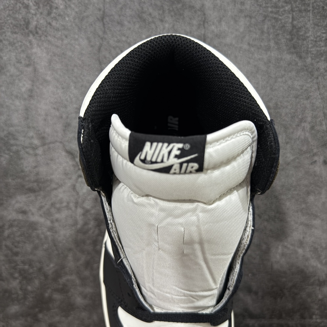 图片[8]-【原厂版本】Air Jordan AJ1 Retro High 黑摩卡小倒钩 555088-105 全套原纸板楦头开发 原厂特供皮料加持 确保原汁原味 完美呈现一代版型 一比一鞋头弧度高度鞋身弧度 数据细节工艺流程均保持原鞋一致 后跟弧度收口自然对折 极致一眼正品既视感 原厂皮料 进口玻璃冲刀皮料裁剪零毛边 承诺百分百一致原鞋 全鞋电脑针车工艺 鞋面清洁度最高QC检验标准 控制溢胶 飞翼3D高频深度立体 鞋盒、防尘纸 均采购来自原厂 尺码：40 40.5 41 42 42.5 43 44 44.5 45 46 47.5-选品中心