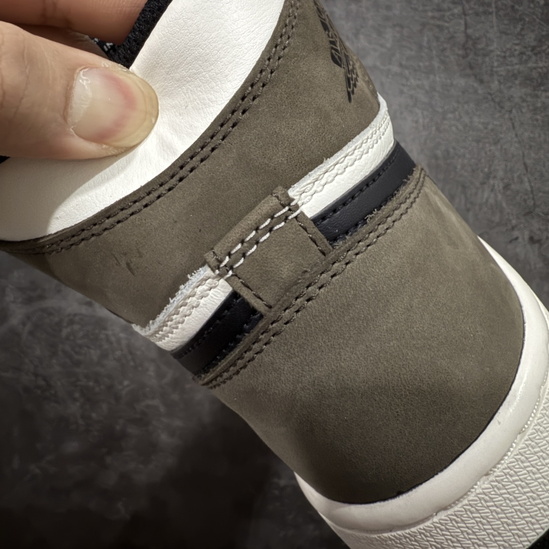 图片[2]-【原厂版本】Air Jordan AJ1 Retro High 黑摩卡小倒钩 555088-105 全套原纸板楦头开发 原厂特供皮料加持 确保原汁原味 完美呈现一代版型 一比一鞋头弧度高度鞋身弧度 数据细节工艺流程均保持原鞋一致 后跟弧度收口自然对折 极致一眼正品既视感 原厂皮料 进口玻璃冲刀皮料裁剪零毛边 承诺百分百一致原鞋 全鞋电脑针车工艺 鞋面清洁度最高QC检验标准 控制溢胶 飞翼3D高频深度立体 鞋盒、防尘纸 均采购来自原厂 尺码：40 40.5 41 42 42.5 43 44 44.5 45 46 47.5-选品中心