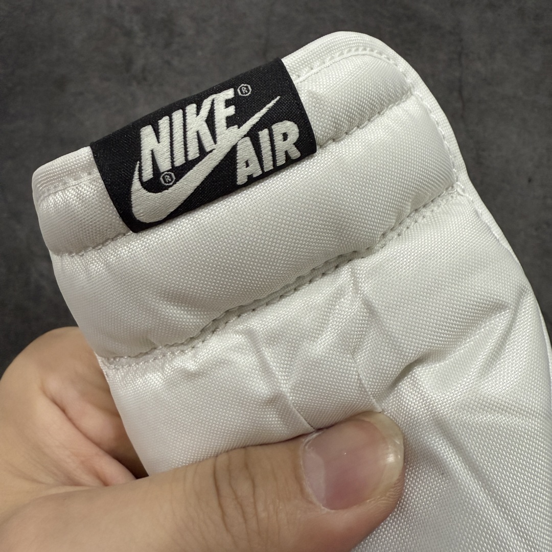 图片[7]-【原厂版本】Air Jordan AJ1 Retro High 黑摩卡小倒钩 555088-105 全套原纸板楦头开发 原厂特供皮料加持 确保原汁原味 完美呈现一代版型 一比一鞋头弧度高度鞋身弧度 数据细节工艺流程均保持原鞋一致 后跟弧度收口自然对折 极致一眼正品既视感 原厂皮料 进口玻璃冲刀皮料裁剪零毛边 承诺百分百一致原鞋 全鞋电脑针车工艺 鞋面清洁度最高QC检验标准 控制溢胶 飞翼3D高频深度立体 鞋盒、防尘纸 均采购来自原厂 尺码：40 40.5 41 42 42.5 43 44 44.5 45 46 47.5-选品中心