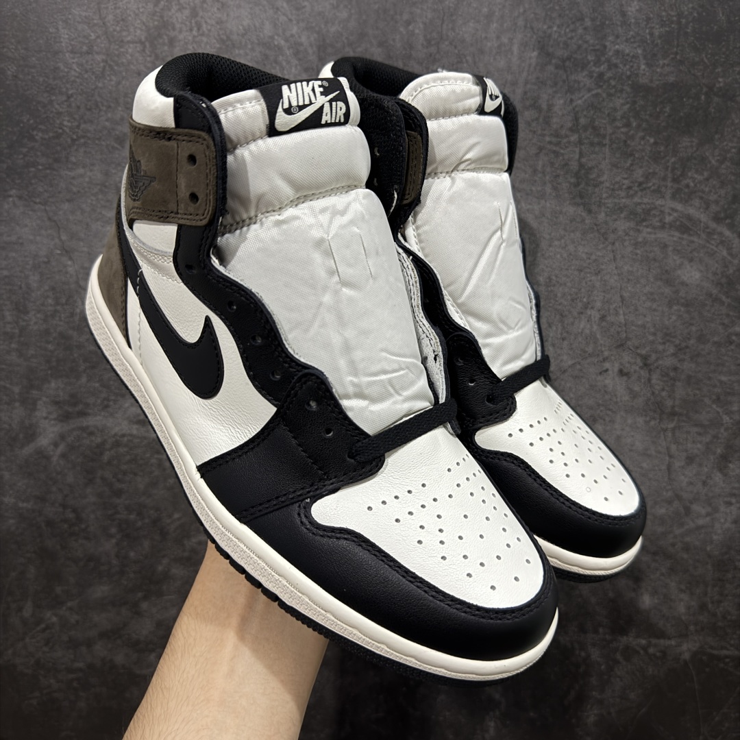 【原厂版本】Air Jordan AJ1 Retro High 黑摩卡小倒钩 555088-105 全套原纸板楦头开发 原厂特供皮料加持 确保原汁原味 完美呈现一代版型 一比一鞋头弧度高度鞋身弧度 数据细节工艺流程均保持原鞋一致 后跟弧度收口自然对折 极致一眼正品既视感 原厂皮料 进口玻璃冲刀皮料裁剪零毛边 承诺百分百一致原鞋 全鞋电脑针车工艺 鞋面清洁度最高QC检验标准 控制溢胶 飞翼3D高频深度立体 鞋盒、防尘纸 均采购来自原厂 尺码:40 40.5 41 42 42.5 43 44 44.5 45 46 47.5-选品中心