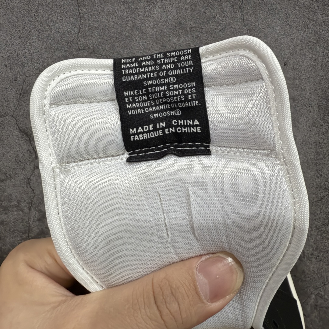 图片[8]-【原厂版本】Air Jordan AJ1 Retro High 黑摩卡小倒钩 555088-105 全套原纸板楦头开发 原厂特供皮料加持 确保原汁原味 完美呈现一代版型 一比一鞋头弧度高度鞋身弧度 数据细节工艺流程均保持原鞋一致 后跟弧度收口自然对折 极致一眼正品既视感 原厂皮料 进口玻璃冲刀皮料裁剪零毛边 承诺百分百一致原鞋 全鞋电脑针车工艺 鞋面清洁度最高QC检验标准 控制溢胶 飞翼3D高频深度立体 鞋盒、防尘纸 均采购来自原厂 尺码：40 40.5 41 42 42.5 43 44 44.5 45 46 47.5-选品中心