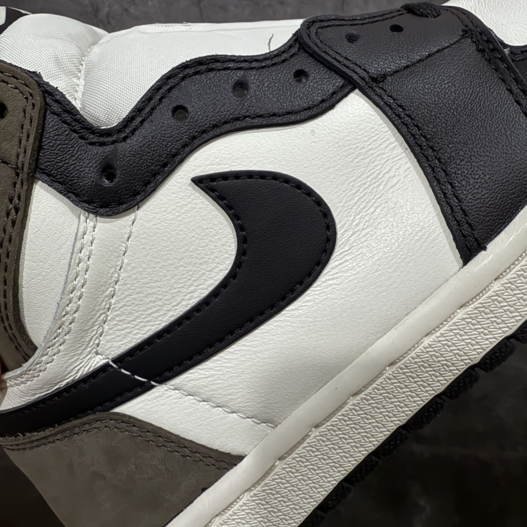 图片[4]-【原厂版本】Air Jordan AJ1 Retro High 黑摩卡小倒钩 555088-105 全套原纸板楦头开发 原厂特供皮料加持 确保原汁原味 完美呈现一代版型 一比一鞋头弧度高度鞋身弧度 数据细节工艺流程均保持原鞋一致 后跟弧度收口自然对折 极致一眼正品既视感 原厂皮料 进口玻璃冲刀皮料裁剪零毛边 承诺百分百一致原鞋 全鞋电脑针车工艺 鞋面清洁度最高QC检验标准 控制溢胶 飞翼3D高频深度立体 鞋盒、防尘纸 均采购来自原厂 尺码：40 40.5 41 42 42.5 43 44 44.5 45 46 47.5-选品中心