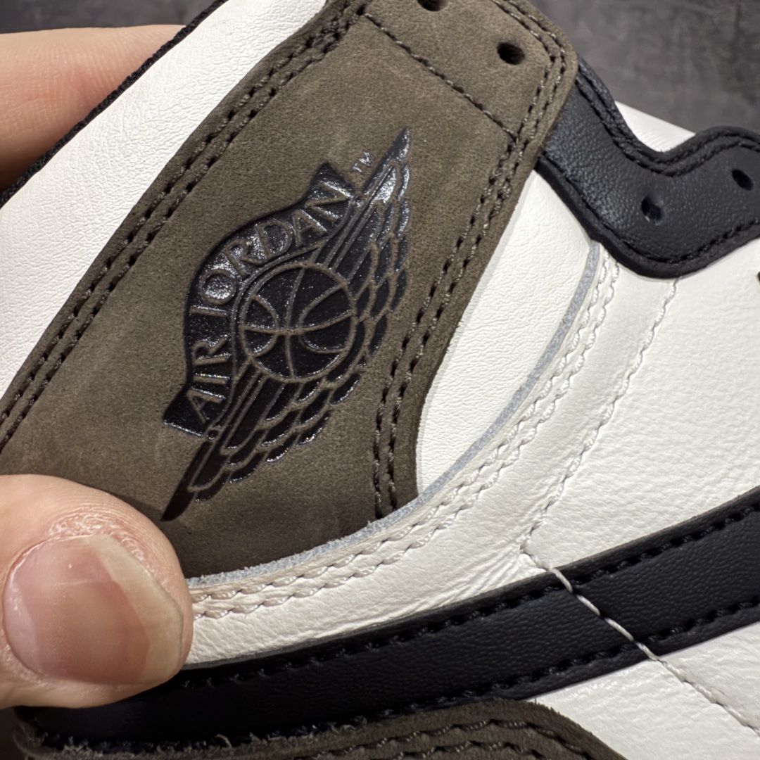 图片[3]-【原厂版本】Air Jordan AJ1 Retro High 黑摩卡小倒钩 555088-105 全套原纸板楦头开发 原厂特供皮料加持 确保原汁原味 完美呈现一代版型 一比一鞋头弧度高度鞋身弧度 数据细节工艺流程均保持原鞋一致 后跟弧度收口自然对折 极致一眼正品既视感 原厂皮料 进口玻璃冲刀皮料裁剪零毛边 承诺百分百一致原鞋 全鞋电脑针车工艺 鞋面清洁度最高QC检验标准 控制溢胶 飞翼3D高频深度立体 鞋盒、防尘纸 均采购来自原厂 尺码：40 40.5 41 42 42.5 43 44 44.5 45 46 47.5-选品中心