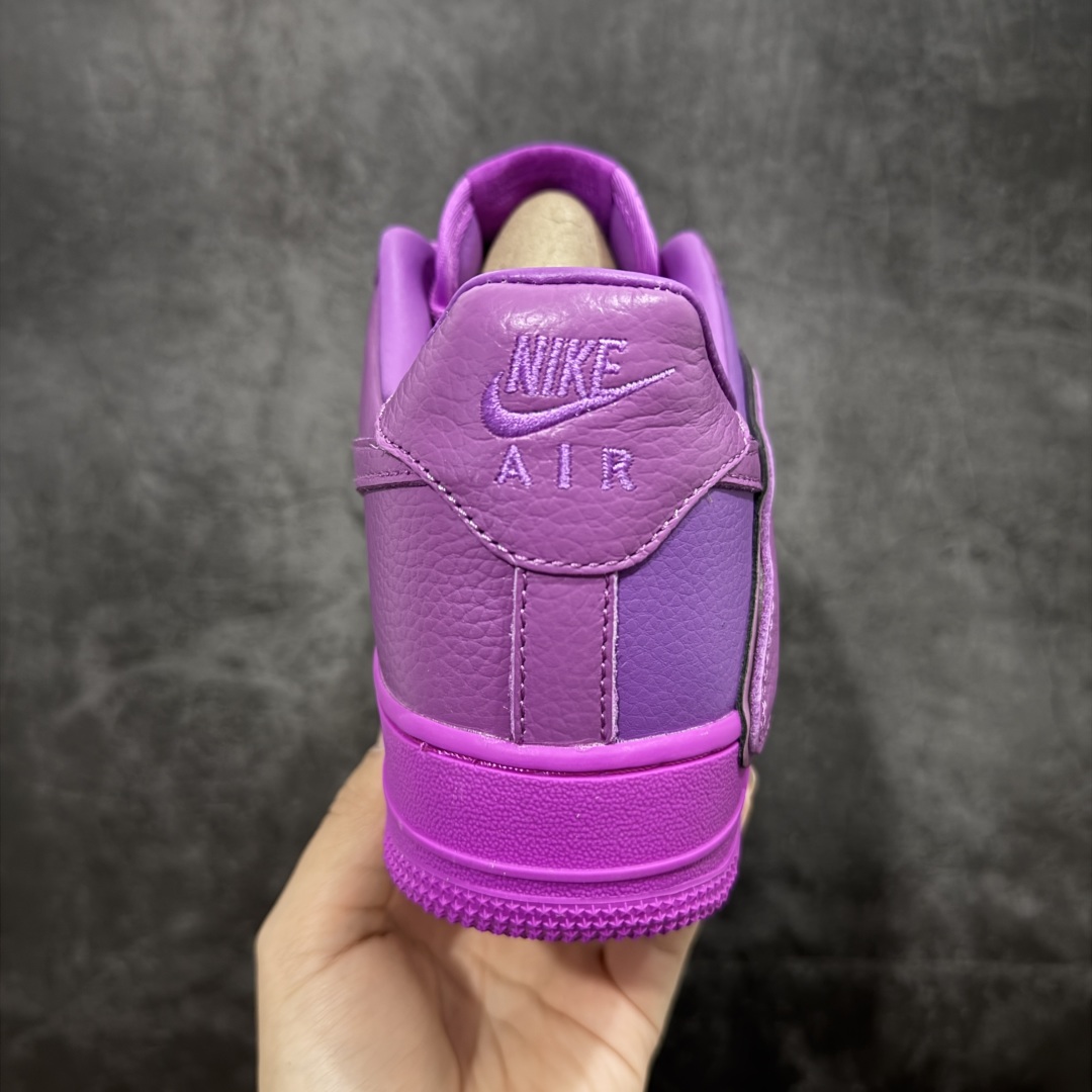 图片[4]-【TOP纯原】CPFM x NK Air Force 1 Low 空军一号系列低帮 纯原生产线出品 市场唯一正确皮料卡色 区别其他版本 经典百搭休闲运动板鞋“联名放大补丁字母”近日，A$AP Bari 在其官方社交媒体上预告了 Cactus Plant Flea Market(CPFM) 和 Nike Air Force 1 Low 的全新配色。 #此次全新推出的紫色和苔藓绿配色，保留了原始黑白版本的标志性风格，均采用皮革鞋面、尼龙鞋舌、带有反光底衬的「AIR SUNSHINE」及同色 AF1 橡胶鞋底。 货号：FQ7069-500 尺码： 40 40.5 41 42 42.5 43 44 44.5 45 46 47.5 48-选品中心