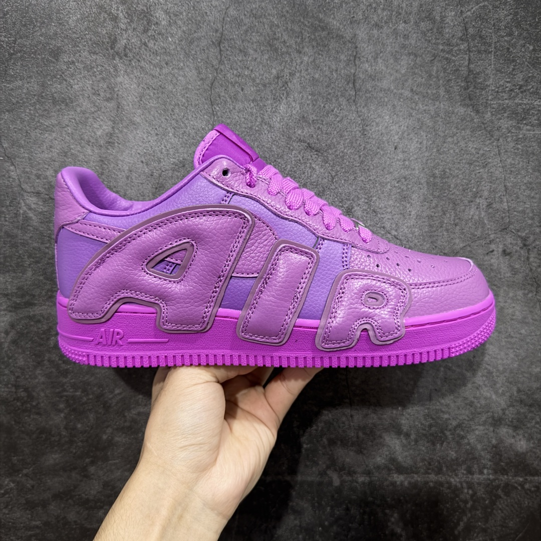 【TOP纯原】CPFM x NK Air Force 1 Low 空军一号系列低帮 纯原生产线出品 市场唯一正确皮料卡色 区别其他版本 经典百搭休闲运动板鞋“联名放大补丁字母”近日,A$AP Bari 在其官方社交媒体上预告了 Cactus Plant Flea Market(CPFM) 和 Nike Air Force 1 Low 的全新配色。 #此次全新推出的紫色和苔藓绿配色,保留了原始黑白版本的标志性风格,均采用皮革鞋面、尼龙鞋舌、带有反光底衬的「AIR SUNSHINE」及同色 AF1 橡胶鞋底。 货号:FQ7069-500 尺码: 40 40.5 41 42 42.5 43 44 44.5 45 46 47.5 48-选品中心