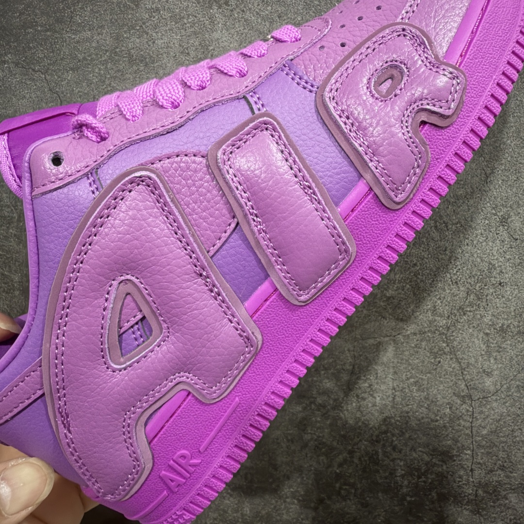 图片[2]-【TOP纯原】CPFM x NK Air Force 1 Low 空军一号系列低帮 纯原生产线出品 市场唯一正确皮料卡色 区别其他版本 经典百搭休闲运动板鞋“联名放大补丁字母”近日，A$AP Bari 在其官方社交媒体上预告了 Cactus Plant Flea Market(CPFM) 和 Nike Air Force 1 Low 的全新配色。 #此次全新推出的紫色和苔藓绿配色，保留了原始黑白版本的标志性风格，均采用皮革鞋面、尼龙鞋舌、带有反光底衬的「AIR SUNSHINE」及同色 AF1 橡胶鞋底。 货号：FQ7069-500 尺码： 40 40.5 41 42 42.5 43 44 44.5 45 46 47.5 48-选品中心