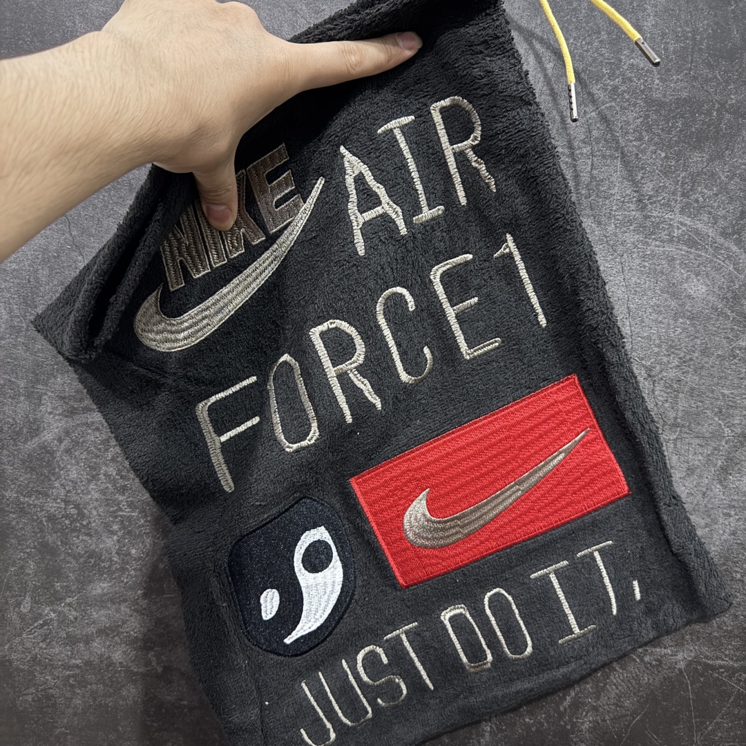 图片[7]-【TOP纯原】CPFM x NK Air Force 1 Low 空军一号系列低帮 纯原生产线出品 市场唯一正确皮料卡色 区别其他版本 经典百搭休闲运动板鞋“联名放大补丁字母”近日，A$AP Bari 在其官方社交媒体上预告了 Cactus Plant Flea Market(CPFM) 和 Nike Air Force 1 Low 的全新配色。 #此次全新推出的紫色和苔藓绿配色，保留了原始黑白版本的标志性风格，均采用皮革鞋面、尼龙鞋舌、带有反光底衬的「AIR SUNSHINE」及同色 AF1 橡胶鞋底。 货号：FQ7069-500 尺码： 40 40.5 41 42 42.5 43 44 44.5 45 46 47.5 48-选品中心