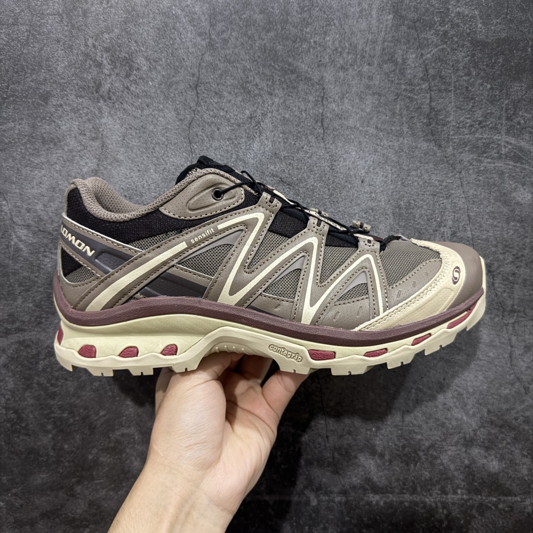 【666版本】Salomon XT-QUEST ADV 萨洛蒙情侣款户外机能鞋 棕红色 478850 全新品质 巅峰之作 所有配色均购物原版拆解1:1开发 原材料打造 非市场公版便宜货 私模大底 清洁度比市场所有版本都高 全套原纸板楦头开发 原厂网布配套 确保原汁原味 完美呈现版型 原档数据独家私模五层组合大底 原装Ortholite轻量化鞋垫 中底布带钢印编号 原厂TPU锁扣 进口港宝加持 后跟自然饱满 还原公司包裹性 鞋面采用SENSIFT贴合技术 全方位贴合包裹脚型 鞋跟部鞋底牵引设计 提供强大的抓地性能 更适应野外崎岖不平的道路 其4D ADVANCED CHASSIS底盘 材料轻量大化 钉齿设计更具稳定性 防护性 鞋底易磨损区运用CONTAGRIP高耐磨材料 应对城市硬质路面长距离跑考验 尺码:36 36.5 37.5 38 38.5 39 40 40.5 41 42 42.5 43 44 45 46-选品中心