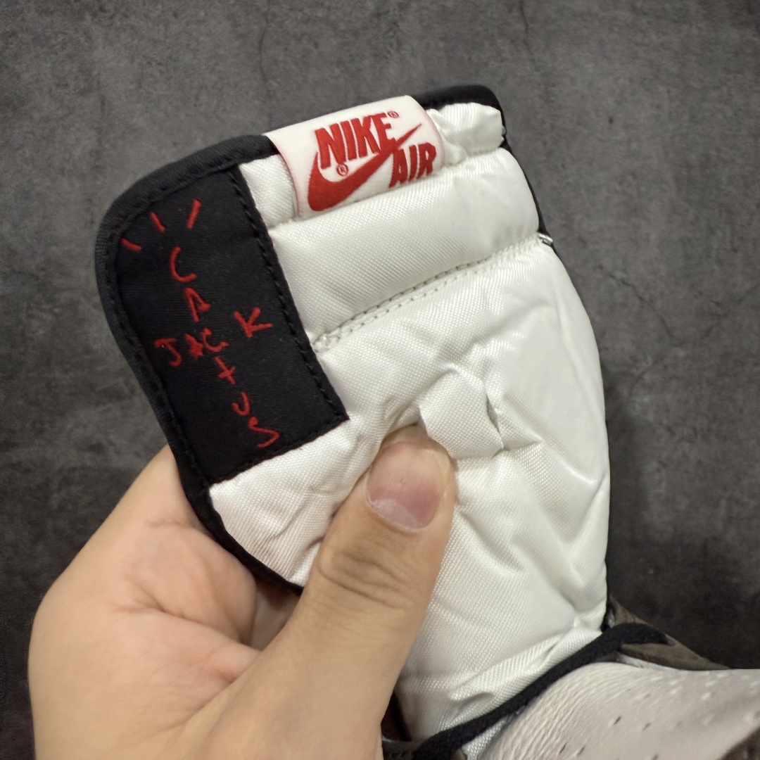 图片[7]-【原厂版】Air Jordan 1 x Travis Scott AJ1 x TS联名黑棕倒钩高帮CD4487-100 全新升级品质 细节完美对比原版无可挑剔 原厂皮料 实物无色差带绒感 细节多次校对 针车效果同步原鞋 刺绣拉到原厂定做 原楦原纸板开发 后跟弧度收口自然不对折 极致一眼正品既视感 进口玻璃冲刀皮料裁剪零毛边 鞋面高清洁度 QC检验标准 控制溢胶 鞋盒、防尘纸 配件鞋带 均采购来自原厂 尺码：40-47.5-选品中心