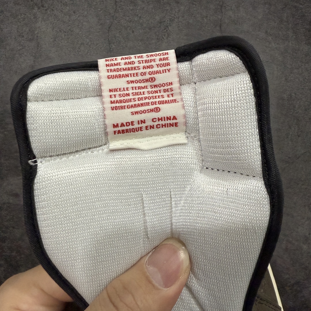 图片[8]-【原厂版】Air Jordan 1 x Travis Scott AJ1 x TS联名黑棕倒钩高帮CD4487-100 全新升级品质 细节完美对比原版无可挑剔 原厂皮料 实物无色差带绒感 细节多次校对 针车效果同步原鞋 刺绣拉到原厂定做 原楦原纸板开发 后跟弧度收口自然不对折 极致一眼正品既视感 进口玻璃冲刀皮料裁剪零毛边 鞋面高清洁度 QC检验标准 控制溢胶 鞋盒、防尘纸 配件鞋带 均采购来自原厂 尺码：40-47.5-选品中心
