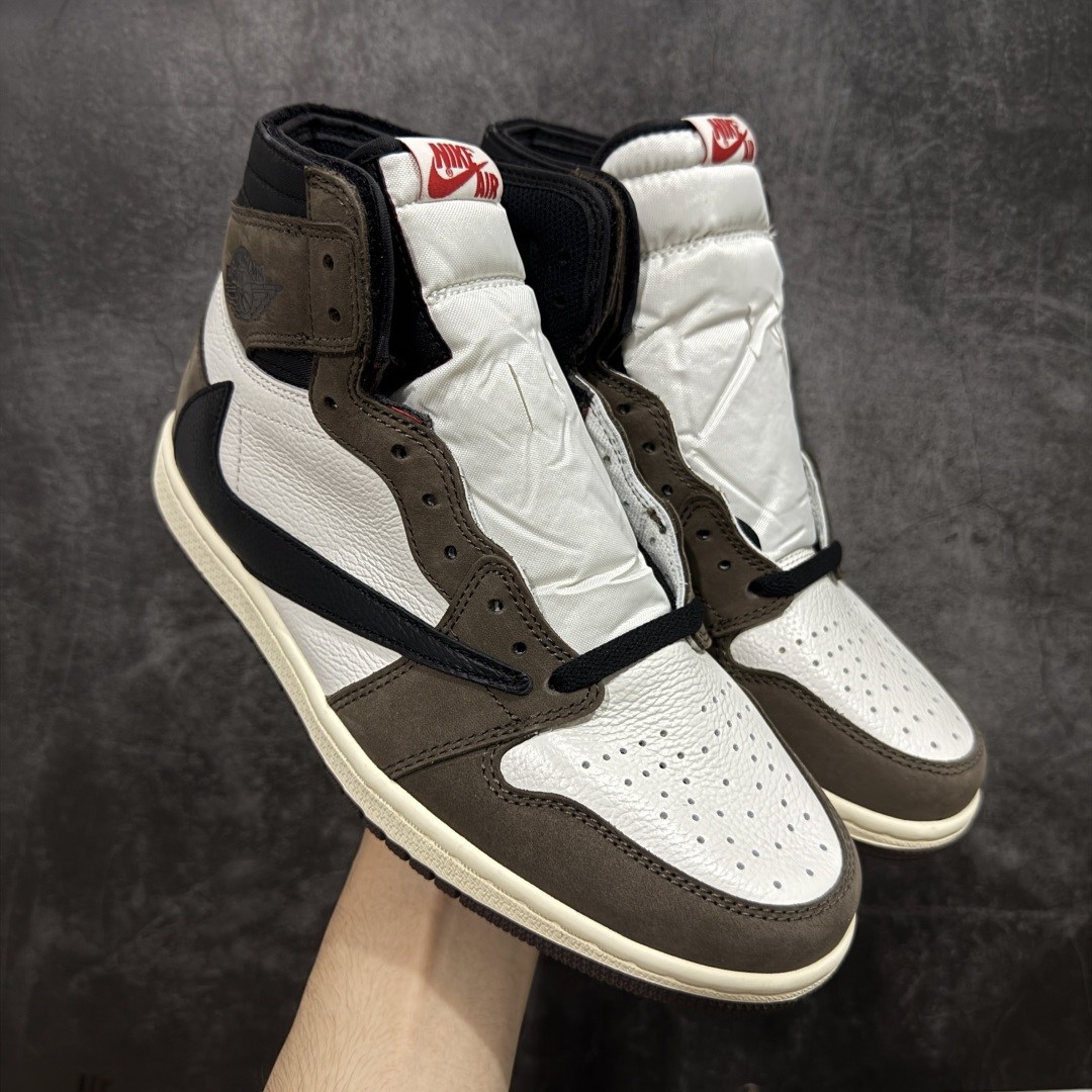 【原厂版】Air Jordan 1 x Travis Scott AJ1 x TS联名黑棕倒钩高帮CD4487-100 全新升级品质 细节完美对比原版无可挑剔 原厂皮料 实物无色差带绒感 细节多次校对 针车效果同步原鞋 刺绣拉到原厂定做 原楦原纸板开发 后跟弧度收口自然不对折 极致一眼正品既视感 进口玻璃冲刀皮料裁剪零毛边 鞋面高清洁度 QC检验标准 控制溢胶 鞋盒、防尘纸 配件鞋带 均采购来自原厂 尺码:40-47.5-选品中心