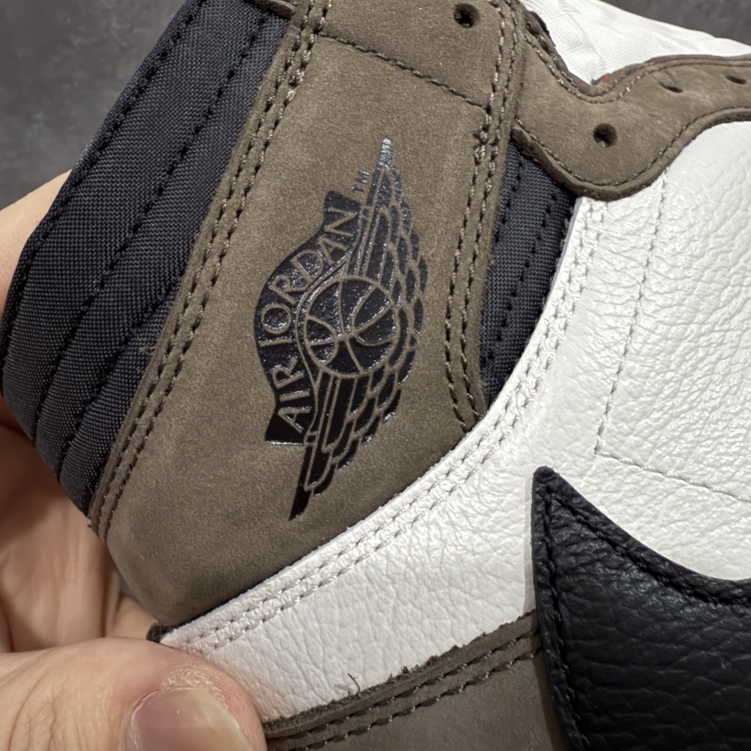 图片[3]-【原厂版】Air Jordan 1 x Travis Scott AJ1 x TS联名黑棕倒钩高帮CD4487-100 全新升级品质 细节完美对比原版无可挑剔 原厂皮料 实物无色差带绒感 细节多次校对 针车效果同步原鞋 刺绣拉到原厂定做 原楦原纸板开发 后跟弧度收口自然不对折 极致一眼正品既视感 进口玻璃冲刀皮料裁剪零毛边 鞋面高清洁度 QC检验标准 控制溢胶 鞋盒、防尘纸 配件鞋带 均采购来自原厂 尺码：40-47.5-选品中心