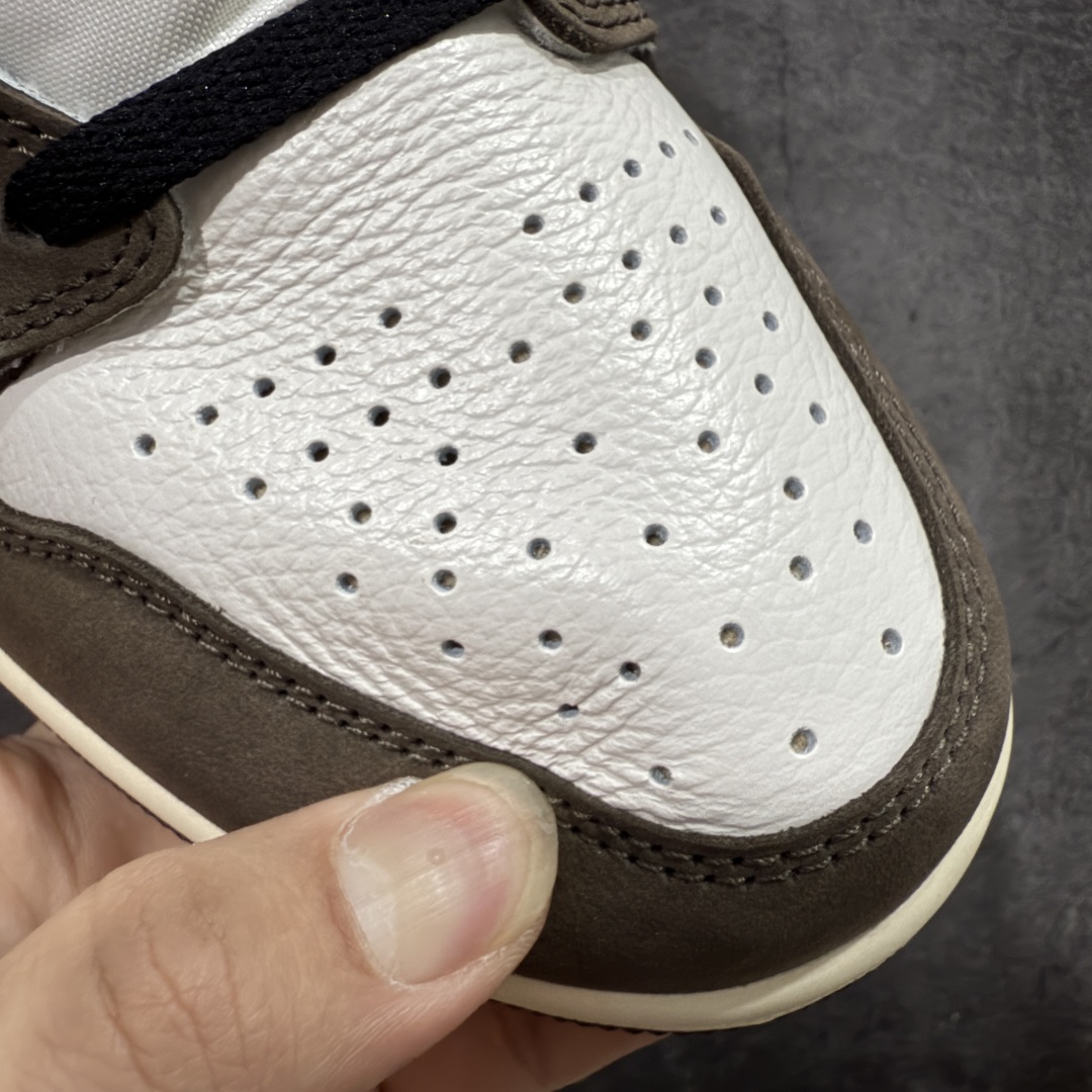 图片[6]-【原厂版】Air Jordan 1 x Travis Scott AJ1 x TS联名黑棕倒钩高帮CD4487-100 全新升级品质 细节完美对比原版无可挑剔 原厂皮料 实物无色差带绒感 细节多次校对 针车效果同步原鞋 刺绣拉到原厂定做 原楦原纸板开发 后跟弧度收口自然不对折 极致一眼正品既视感 进口玻璃冲刀皮料裁剪零毛边 鞋面高清洁度 QC检验标准 控制溢胶 鞋盒、防尘纸 配件鞋带 均采购来自原厂 尺码：40-47.5-选品中心