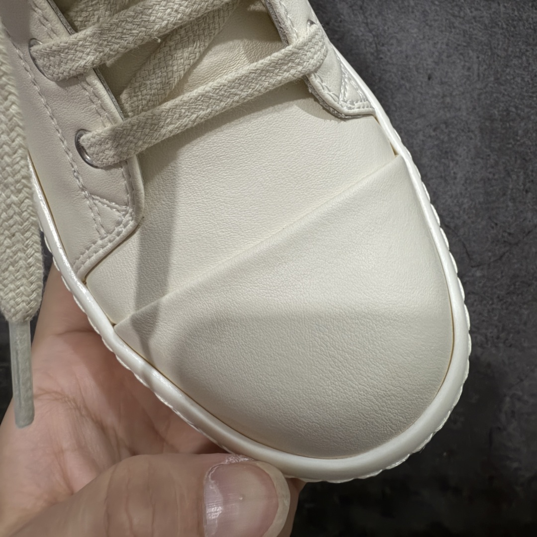 图片[5]-【莞产G版】Rick Owens Edfu 瑞克·欧文斯高帮皮面时尚运动板鞋 白生胶高帮皮面高帮 二级市场已经7K以上 平台客户随意卖四位数 RO广东原厂出品 纯原天花板 原版一比一复刻 冲正绝不翻车 还原度达到百分之98以上 原楦开发纸版版型 ZP拆解原版1：1复模裁片纸版 力求做到0错位 这样才能达到和zp一致的鞋型味道 采用进口cnc数控机床开发对版独家tpu奶香大底 区别于市场所有版本 zp同源全头层粒面小牛皮 达到和zp一致手感 原厂进口细纹布 万邦订购原厂高弹粉红色海绵 内里搭配软质细腻羊皮 TPU高密度大底 软硬度透光度高已经测试和原版一致 尺码：36 37 38 39 40 41 42 43 44 45 46-选品中心