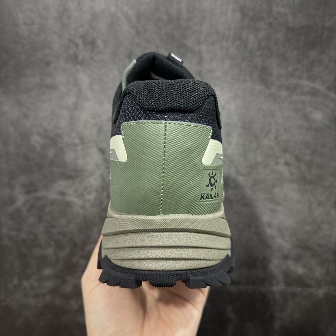 图片[4]-【GX纯原】凯乐石KAILAS 远征5 FLT 舒适简约经典登山 防滑耐磨防水 低帮 徒步鞋 市面唯一正确防泼水防水面料 正确防水内里布 真正做到内外防水 区别市场假防水 鞋面材质：运用耐磨防砂网布，能防止沙石进入鞋内，同时具备良好的透气性，可让脚部保持干爽。 \\t鞋底性能：搭载Vibram防滑耐磨大底，有出色的抓地力，仿鲨齿纹路设计，能应对各种复杂路面；鞋底还能提供良好的稳定性和支撑力，减少脚部疲劳。 \\t防水技术：采用FILTERTEC防水透气技术，防水指数高达8000mm H₂O，能有效防止雨水渗透，同时能保持脚面干爽。 \\t细节设计：鞋头采用橡胶防撞包边，保护脚趾免受伤害；鞋舌一体式设计，防止碎石泥沙进入；采用亚洲人脚型鞋楦设计，配合中腰包裹，提高舒适性。 适用场景：适合多日或单日轻装徒步，也可用于城市通勤，是一双兼顾户外与日常穿着的多功能鞋子。 尺码：40 41.5 42 42.5 43 44 44.5 45（女码第二轮出货）-选品中心