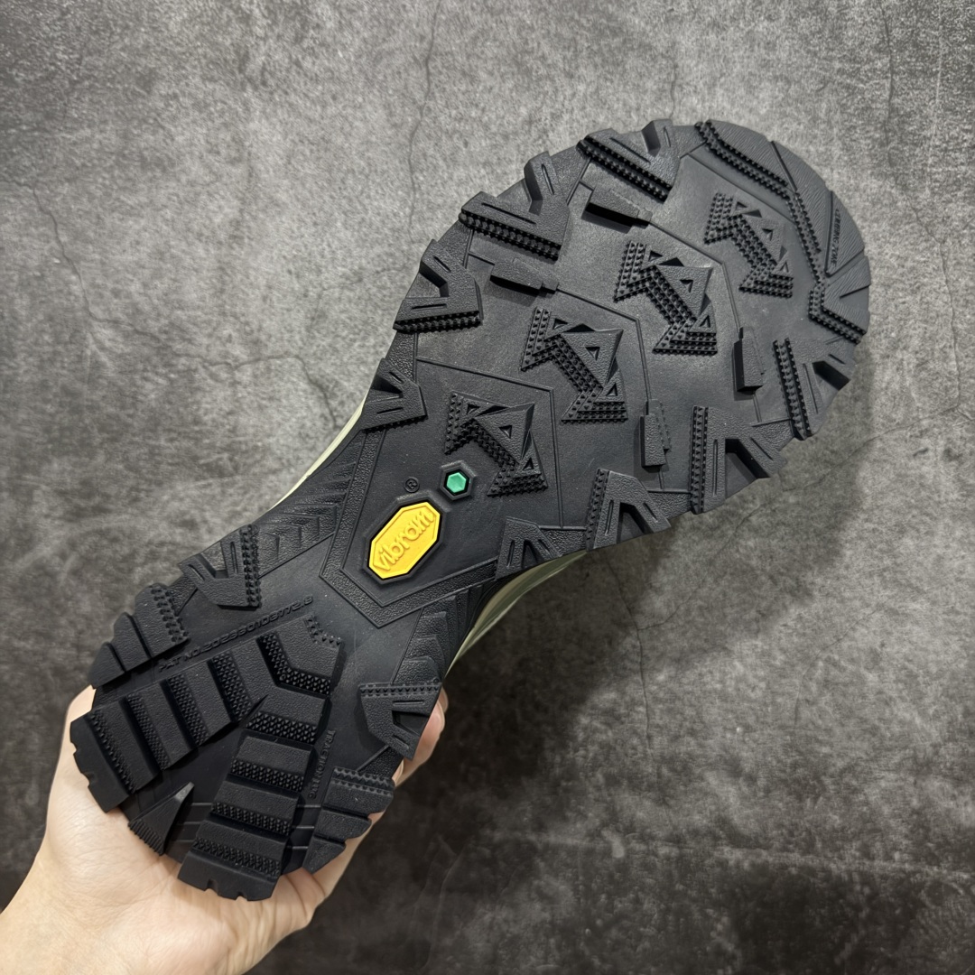 图片[9]-【GX纯原】凯乐石KAILAS 远征5 FLT 舒适简约经典登山 防滑耐磨防水 低帮 徒步鞋 市面唯一正确防泼水防水面料 正确防水内里布 真正做到内外防水 区别市场假防水 鞋面材质：运用耐磨防砂网布，能防止沙石进入鞋内，同时具备良好的透气性，可让脚部保持干爽。 \\t鞋底性能：搭载Vibram防滑耐磨大底，有出色的抓地力，仿鲨齿纹路设计，能应对各种复杂路面；鞋底还能提供良好的稳定性和支撑力，减少脚部疲劳。 \\t防水技术：采用FILTERTEC防水透气技术，防水指数高达8000mm H₂O，能有效防止雨水渗透，同时能保持脚面干爽。 \\t细节设计：鞋头采用橡胶防撞包边，保护脚趾免受伤害；鞋舌一体式设计，防止碎石泥沙进入；采用亚洲人脚型鞋楦设计，配合中腰包裹，提高舒适性。 适用场景：适合多日或单日轻装徒步，也可用于城市通勤，是一双兼顾户外与日常穿着的多功能鞋子。 尺码：40 41.5 42 42.5 43 44 44.5 45（女码第二轮出货）-选品中心