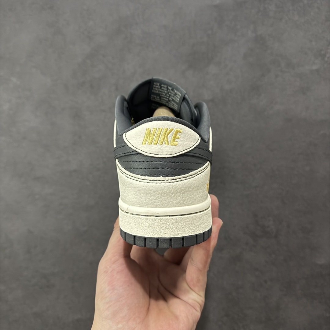 图片[4]-【定制版】高端定制Nike SB Dunk Low “斯图西联名——米白黄渡鸦” 高端定制 低帮休闲板鞋 定制鞋盒 大厂纯原品质出货 超高清洁度 皮料切割干净无任何毛边 细节完美 货号：DD1988-001 尺码：36 36.5 37.5 38 38.5 39 40 40.5 41 42 42.5 43 44 44.5 45 编码：HXSB330340-选品中心