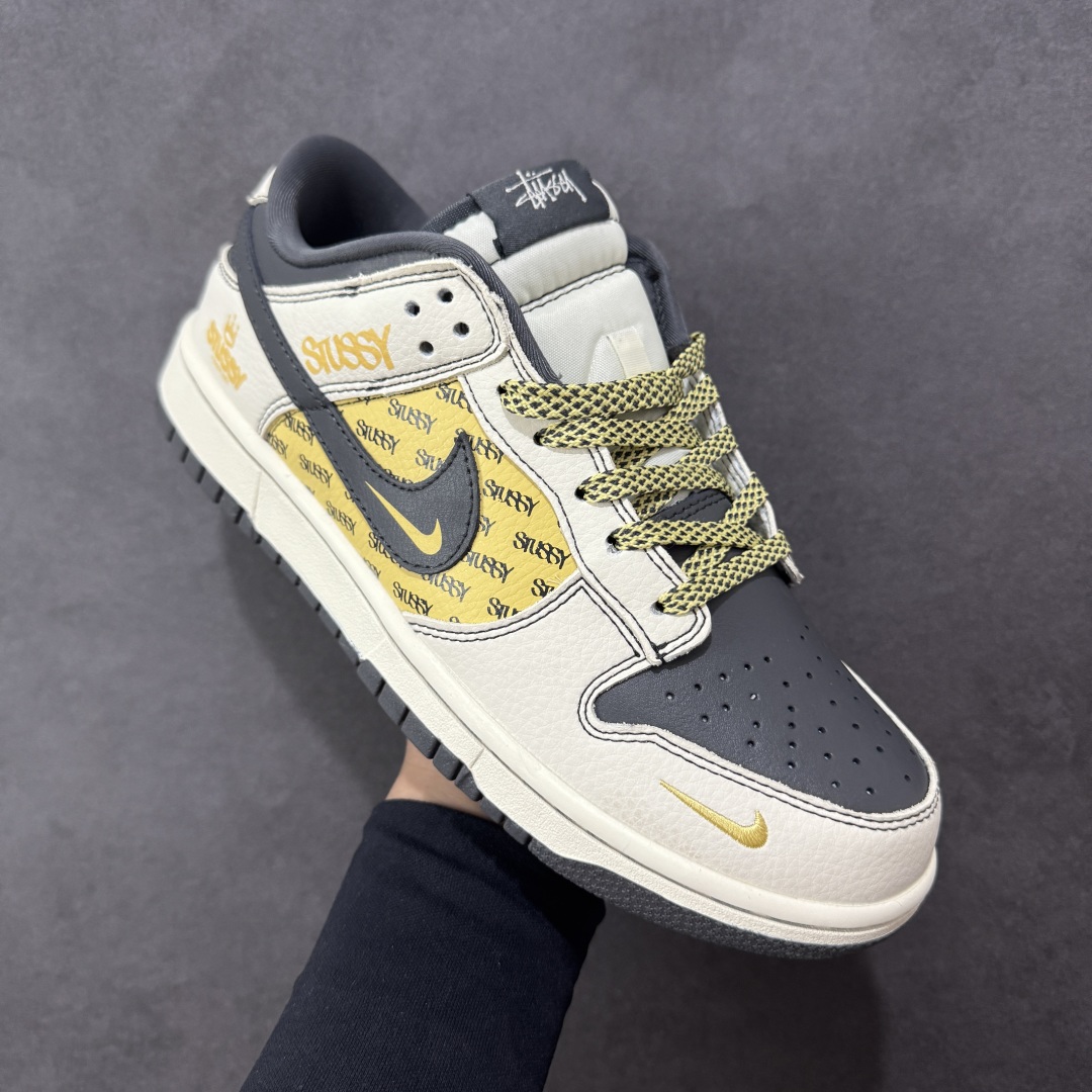 图片[3]-【定制版】高端定制Nike SB Dunk Low “斯图西联名——米白黄渡鸦” 高端定制 低帮休闲板鞋 定制鞋盒 大厂纯原品质出货 超高清洁度 皮料切割干净无任何毛边 细节完美 货号：DD1988-001 尺码：36 36.5 37.5 38 38.5 39 40 40.5 41 42 42.5 43 44 44.5 45 编码：HXSB330340-选品中心