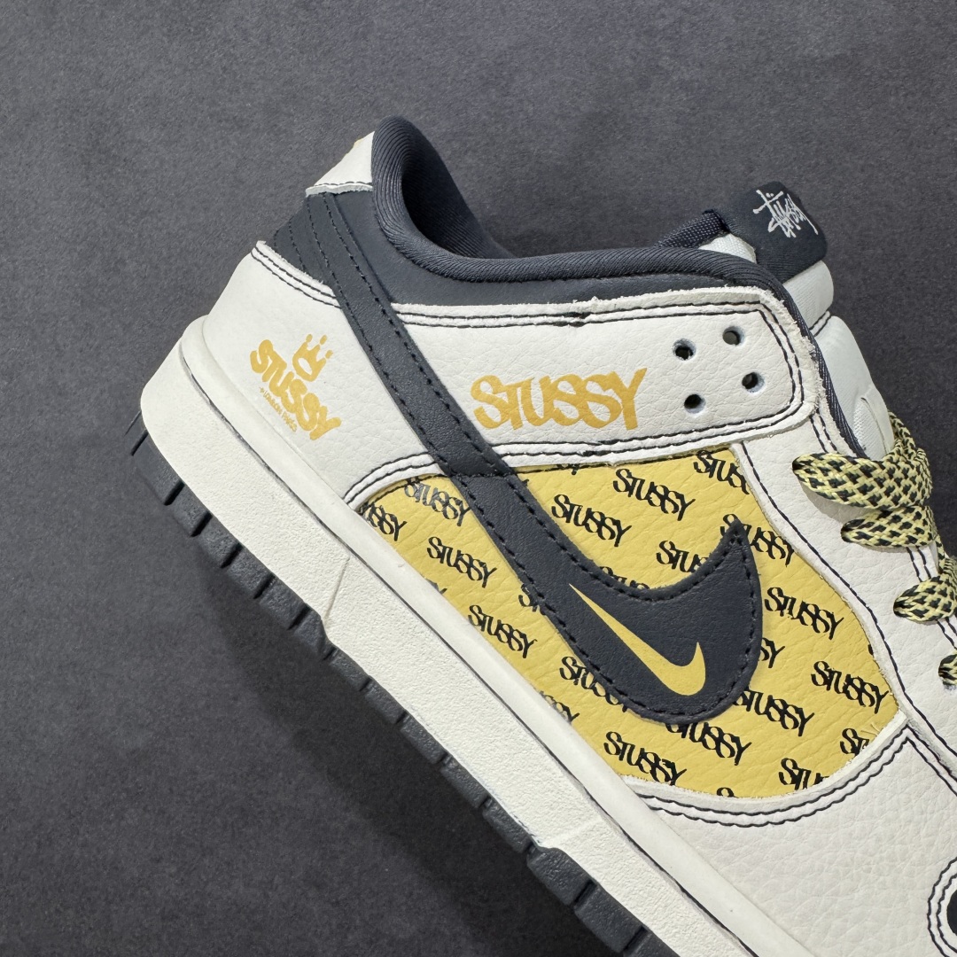 图片[6]-【定制版】高端定制Nike SB Dunk Low “斯图西联名——米白黄渡鸦” 高端定制 低帮休闲板鞋 定制鞋盒 大厂纯原品质出货 超高清洁度 皮料切割干净无任何毛边 细节完美 货号：DD1988-001 尺码：36 36.5 37.5 38 38.5 39 40 40.5 41 42 42.5 43 44 44.5 45 编码：HXSB330340-选品中心