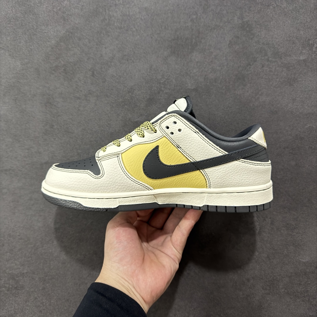 图片[2]-【定制版】高端定制Nike SB Dunk Low “斯图西联名——米白黄渡鸦” 高端定制 低帮休闲板鞋 定制鞋盒 大厂纯原品质出货 超高清洁度 皮料切割干净无任何毛边 细节完美 货号：DD1988-001 尺码：36 36.5 37.5 38 38.5 39 40 40.5 41 42 42.5 43 44 44.5 45 编码：HXSB330340-选品中心