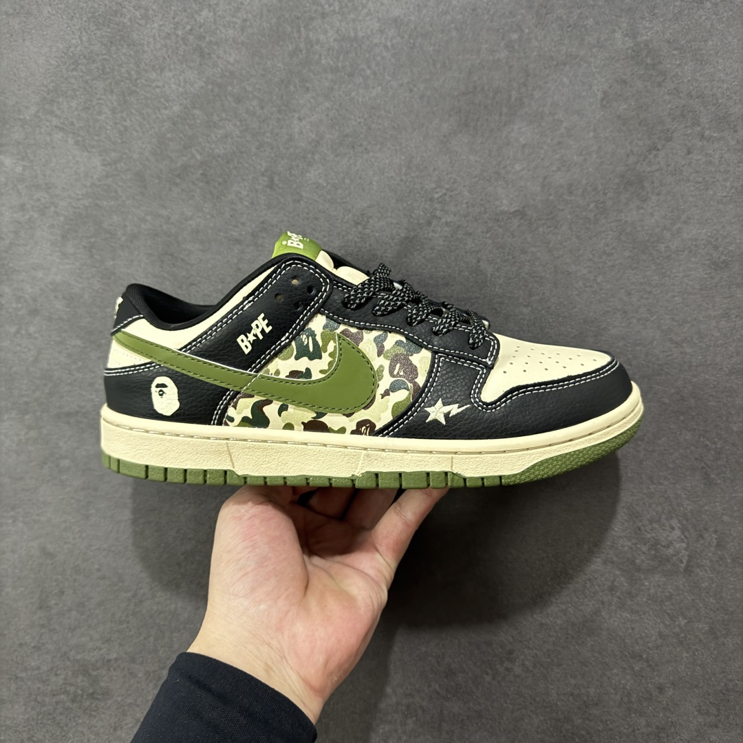 【定制版】Nike SB Dunk Low “Bape联名——迷彩黑绿勾” 高端定制 低帮休闲板鞋 定制鞋盒 大厂纯原品质出货 超高清洁度 皮料切割干净无任何毛边 细节完美 货号:SJ8888-003 尺码:36 36.5 37.5 38 38.5 39 40 40.5 41 42 42.5 43 44 44.5 45 编码:HXS330340-选品中心