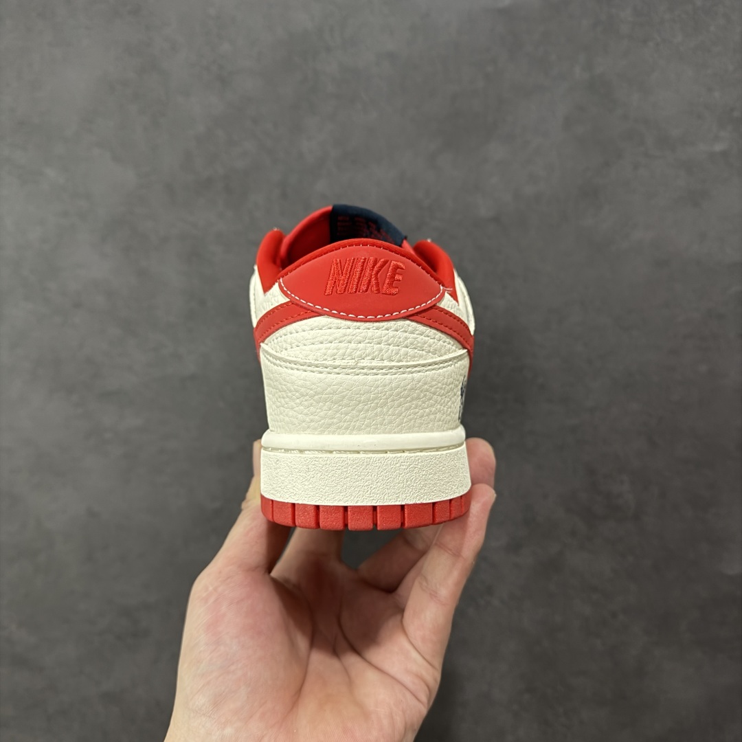 图片[4]-【定制版】Nike SB Dunk Low mlb NY联名 米黑红印花 周年高端定制 低帮休闲板鞋 DB1988-001  #定制鞋盒 大厂纯原品质出货 超高清洁度 皮料切割干净无任何毛边 细节完美 男女同款  尺码：36 36.5 37.5 38 38.5 39 40 40.5 41 42 42.5 43 44 44.5 45 编码：HXSB330340-选品中心