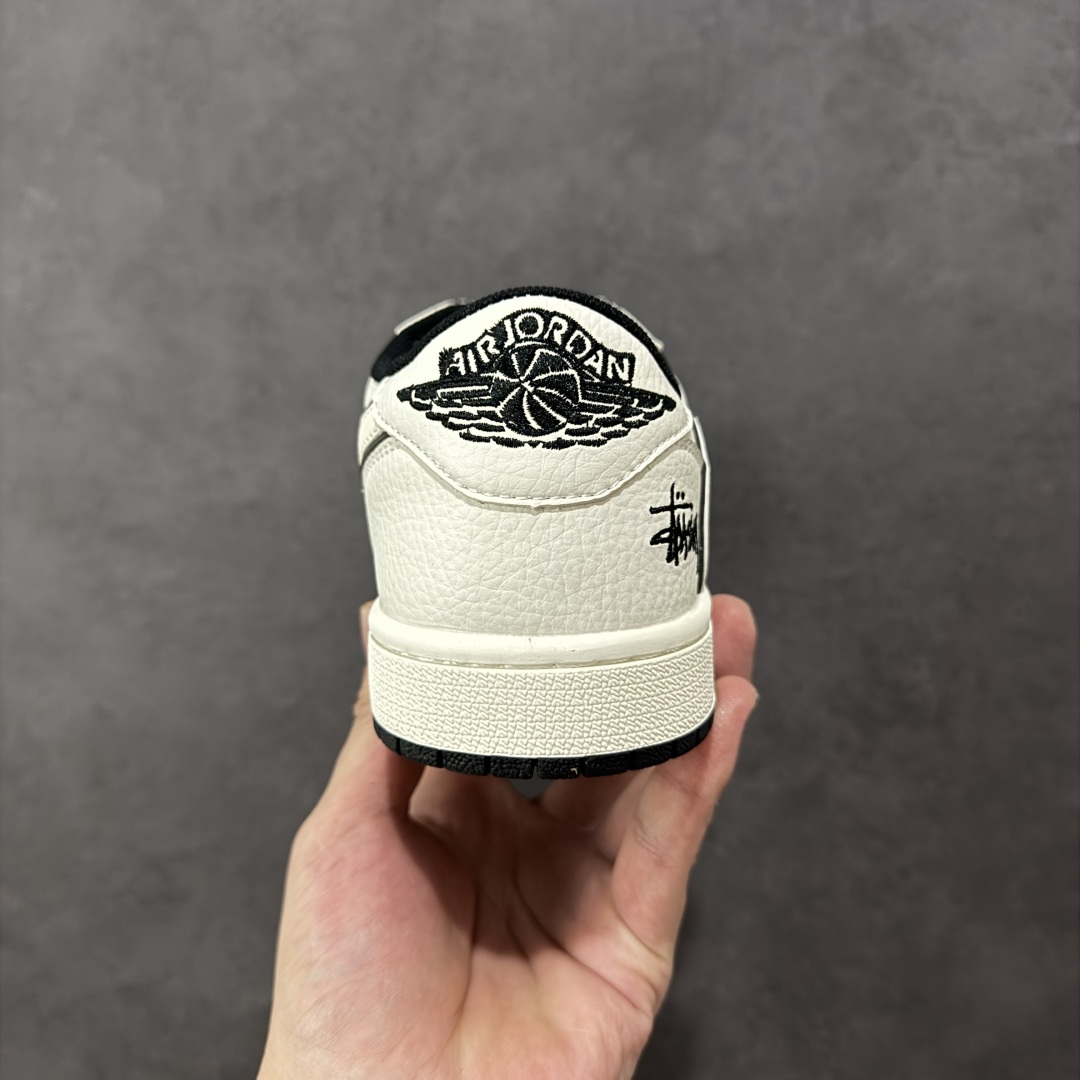 图片[4]-【定制版】Travis Scott x Fragment Design x Air Jordan 1 Low OG SP AJ1 乔1 斯图西联名 米黑边 低帮文化休闲板鞋 CS5288-503  #多方联名合作融合了Travis Scott 独特的音乐风格，藤原浩个性的设计风格以及Jordan品牌的经典元素 使其成为一双具有独特身份和价值的鞋子 清新而立体的外观加上联名标识更突出了其独特身份 这种配色方案显示出活力和时尚感 在视觉上引人注目 鞋身的质感和细腻的细节处理使其显得高端而格调十足 这款“倒钩”联名是设计与创意完美结合 融合多方的个性风格是一款备受瞩目的潮流鞋款  尺码：36 36.5 37.5 38 38.5 39 40 40.5 41 42 42.5 43 44 44.5 45 编码：HXSB330340-选品中心