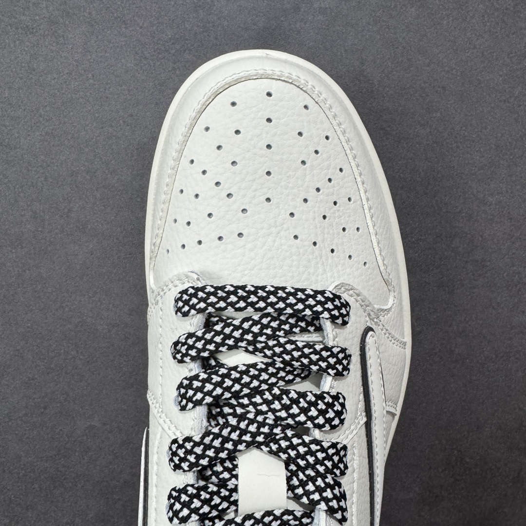 图片[8]-【定制版】Travis Scott x Fragment Design x Air Jordan 1 Low OG SP AJ1 乔1 斯图西联名 米黑边 低帮文化休闲板鞋 CS5288-503  #多方联名合作融合了Travis Scott 独特的音乐风格，藤原浩个性的设计风格以及Jordan品牌的经典元素 使其成为一双具有独特身份和价值的鞋子 清新而立体的外观加上联名标识更突出了其独特身份 这种配色方案显示出活力和时尚感 在视觉上引人注目 鞋身的质感和细腻的细节处理使其显得高端而格调十足 这款“倒钩”联名是设计与创意完美结合 融合多方的个性风格是一款备受瞩目的潮流鞋款  尺码：36 36.5 37.5 38 38.5 39 40 40.5 41 42 42.5 43 44 44.5 45 编码：HXSB330340-选品中心