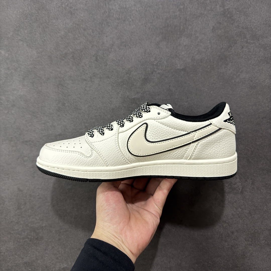 图片[2]-【定制版】Travis Scott x Fragment Design x Air Jordan 1 Low OG SP AJ1 乔1 斯图西联名 米黑边 低帮文化休闲板鞋 CS5288-503  #多方联名合作融合了Travis Scott 独特的音乐风格，藤原浩个性的设计风格以及Jordan品牌的经典元素 使其成为一双具有独特身份和价值的鞋子 清新而立体的外观加上联名标识更突出了其独特身份 这种配色方案显示出活力和时尚感 在视觉上引人注目 鞋身的质感和细腻的细节处理使其显得高端而格调十足 这款“倒钩”联名是设计与创意完美结合 融合多方的个性风格是一款备受瞩目的潮流鞋款  尺码：36 36.5 37.5 38 38.5 39 40 40.5 41 42 42.5 43 44 44.5 45 编码：HXSB330340-选品中心