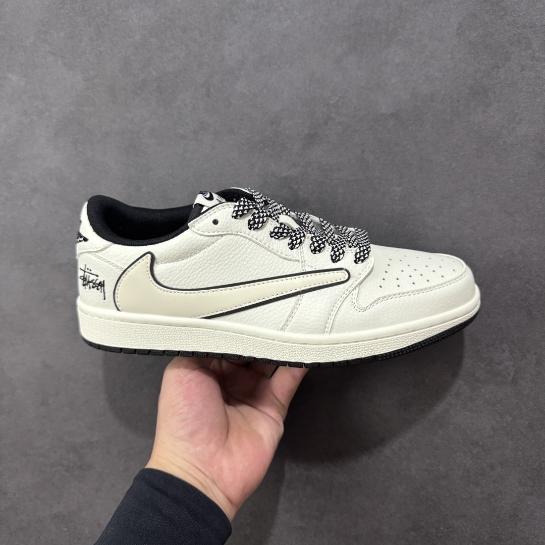 【定制版】Travis Scott x Fragment Design x Air Jordan 1 Low OG SP AJ1 乔1 斯图西联名 米黑边 低帮文化休闲板鞋 CS5288-503  #多方联名合作融合了Travis Scott 独特的音乐风格,藤原浩个性的设计风格以及Jordan品牌的经典元素 使其成为一双具有独特身份和价值的鞋子 清新而立体的外观加上联名标识更突出了其独特身份 这种配色方案显示出活力和时尚感 在视觉上引人注目 鞋身的质感和细腻的细节处理使其显得高端而格调十足 这款“倒钩”联名是设计与创意完美结合 融合多方的个性风格是一款备受瞩目的潮流鞋款  尺码:36 36.5 37.5 38 38.5 39 40 40.5 41 42 42.5 43 44 44.5 45 编码:HXSB330340-选品中心