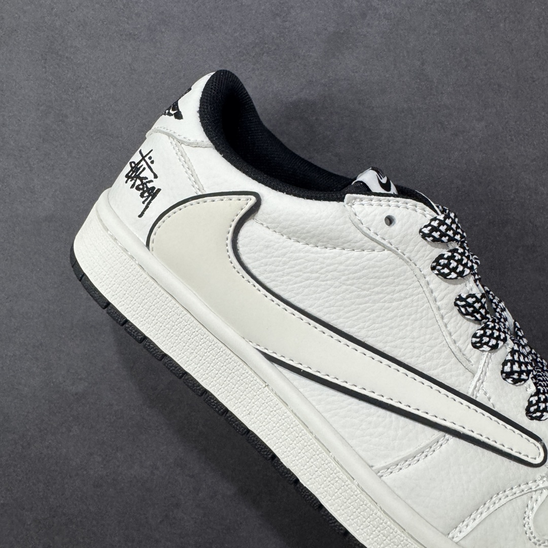 图片[6]-【定制版】Travis Scott x Fragment Design x Air Jordan 1 Low OG SP AJ1 乔1 斯图西联名 米黑边 低帮文化休闲板鞋 CS5288-503  #多方联名合作融合了Travis Scott 独特的音乐风格，藤原浩个性的设计风格以及Jordan品牌的经典元素 使其成为一双具有独特身份和价值的鞋子 清新而立体的外观加上联名标识更突出了其独特身份 这种配色方案显示出活力和时尚感 在视觉上引人注目 鞋身的质感和细腻的细节处理使其显得高端而格调十足 这款“倒钩”联名是设计与创意完美结合 融合多方的个性风格是一款备受瞩目的潮流鞋款  尺码：36 36.5 37.5 38 38.5 39 40 40.5 41 42 42.5 43 44 44.5 45 编码：HXSB330340-选品中心
