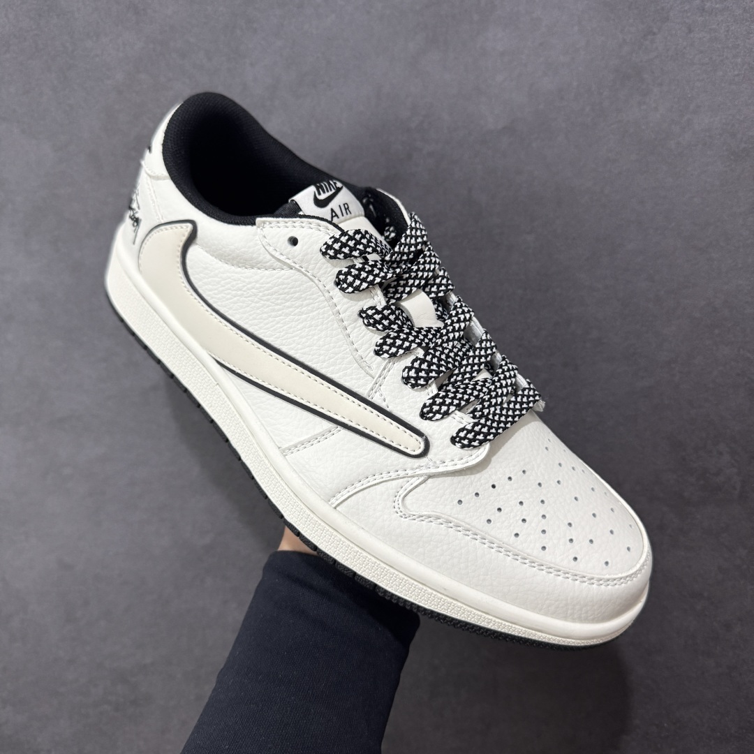 图片[3]-【定制版】Travis Scott x Fragment Design x Air Jordan 1 Low OG SP AJ1 乔1 斯图西联名 米黑边 低帮文化休闲板鞋 CS5288-503  #多方联名合作融合了Travis Scott 独特的音乐风格，藤原浩个性的设计风格以及Jordan品牌的经典元素 使其成为一双具有独特身份和价值的鞋子 清新而立体的外观加上联名标识更突出了其独特身份 这种配色方案显示出活力和时尚感 在视觉上引人注目 鞋身的质感和细腻的细节处理使其显得高端而格调十足 这款“倒钩”联名是设计与创意完美结合 融合多方的个性风格是一款备受瞩目的潮流鞋款  尺码：36 36.5 37.5 38 38.5 39 40 40.5 41 42 42.5 43 44 44.5 45 编码：HXSB330340-选品中心