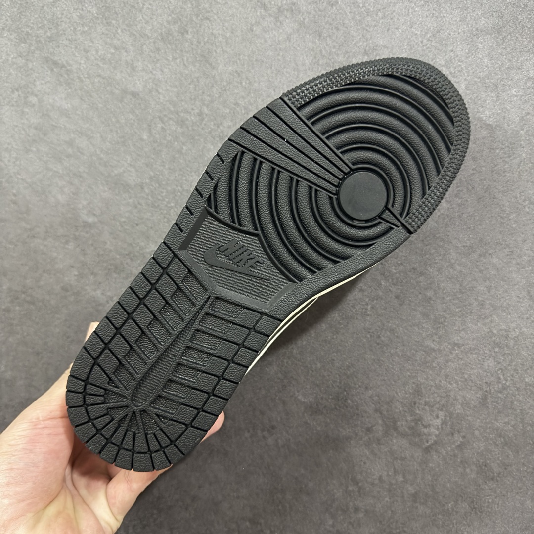 图片[9]-【定制版】Travis Scott x Fragment Design x Air Jordan 1 Low OG SP AJ1 乔1 斯图西联名 米黑边 低帮文化休闲板鞋 CS5288-503  #多方联名合作融合了Travis Scott 独特的音乐风格，藤原浩个性的设计风格以及Jordan品牌的经典元素 使其成为一双具有独特身份和价值的鞋子 清新而立体的外观加上联名标识更突出了其独特身份 这种配色方案显示出活力和时尚感 在视觉上引人注目 鞋身的质感和细腻的细节处理使其显得高端而格调十足 这款“倒钩”联名是设计与创意完美结合 融合多方的个性风格是一款备受瞩目的潮流鞋款  尺码：36 36.5 37.5 38 38.5 39 40 40.5 41 42 42.5 43 44 44.5 45 编码：HXSB330340-选品中心